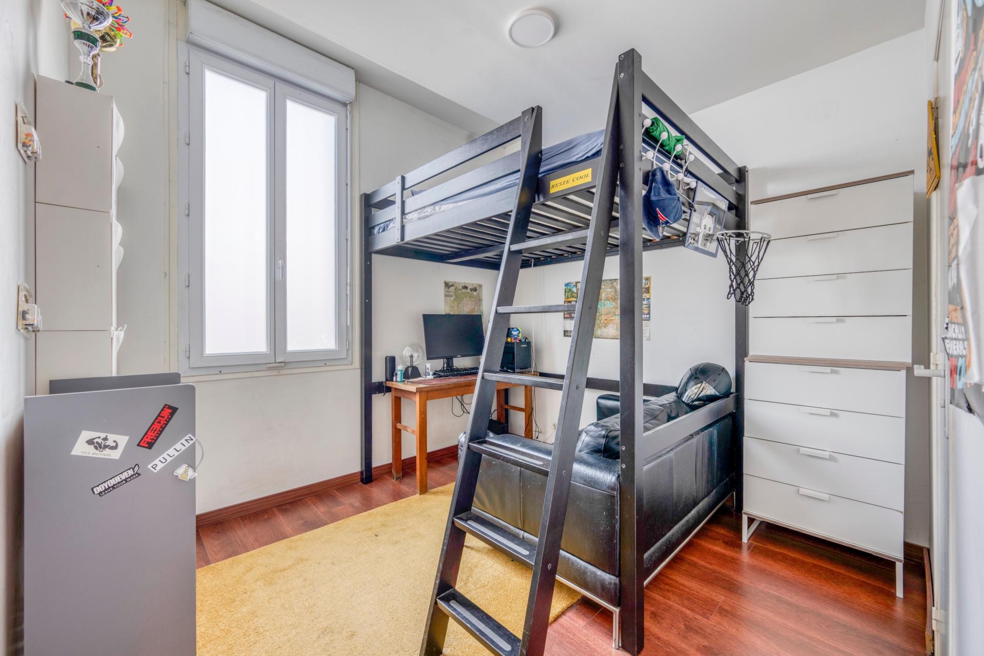 Photo 11 of the listing.