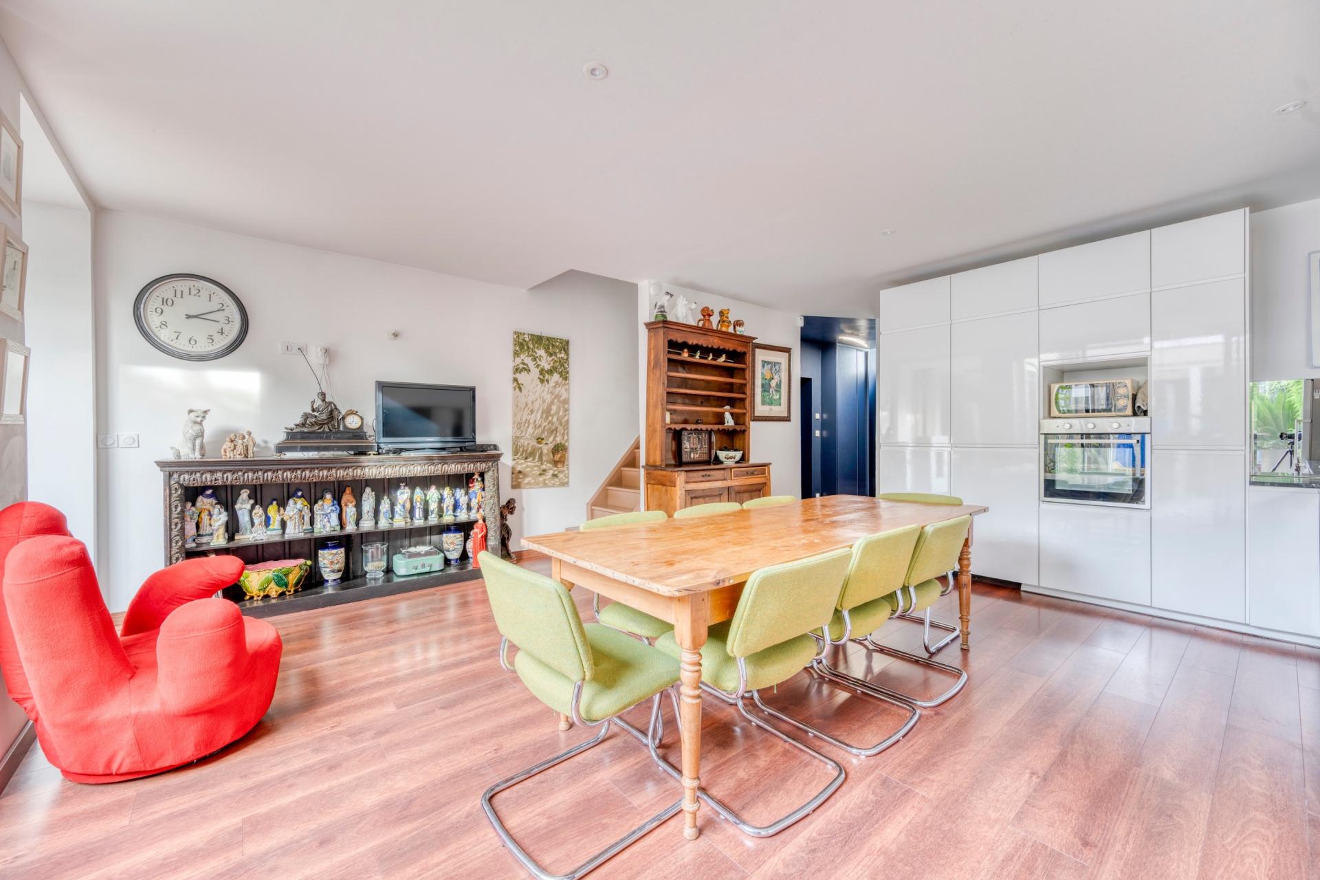 Photo 2 of the listing.