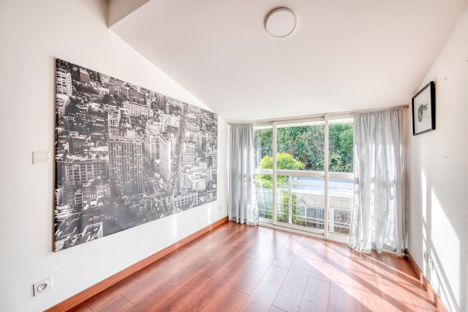 Photo 6 of the listing.