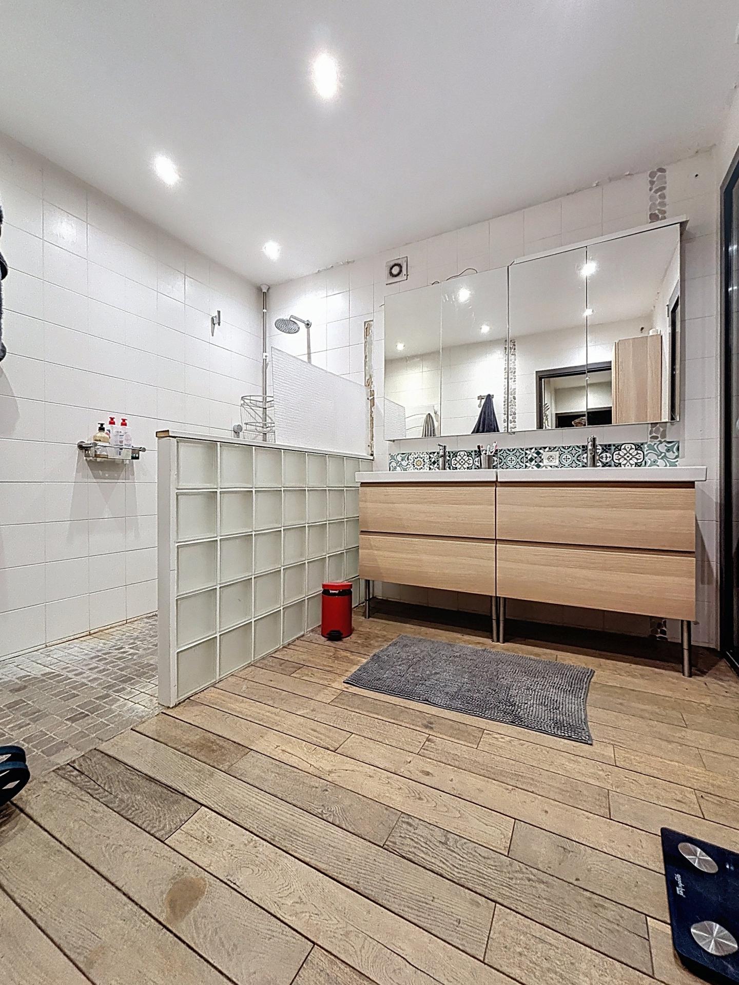 Photo 5 of the listing.