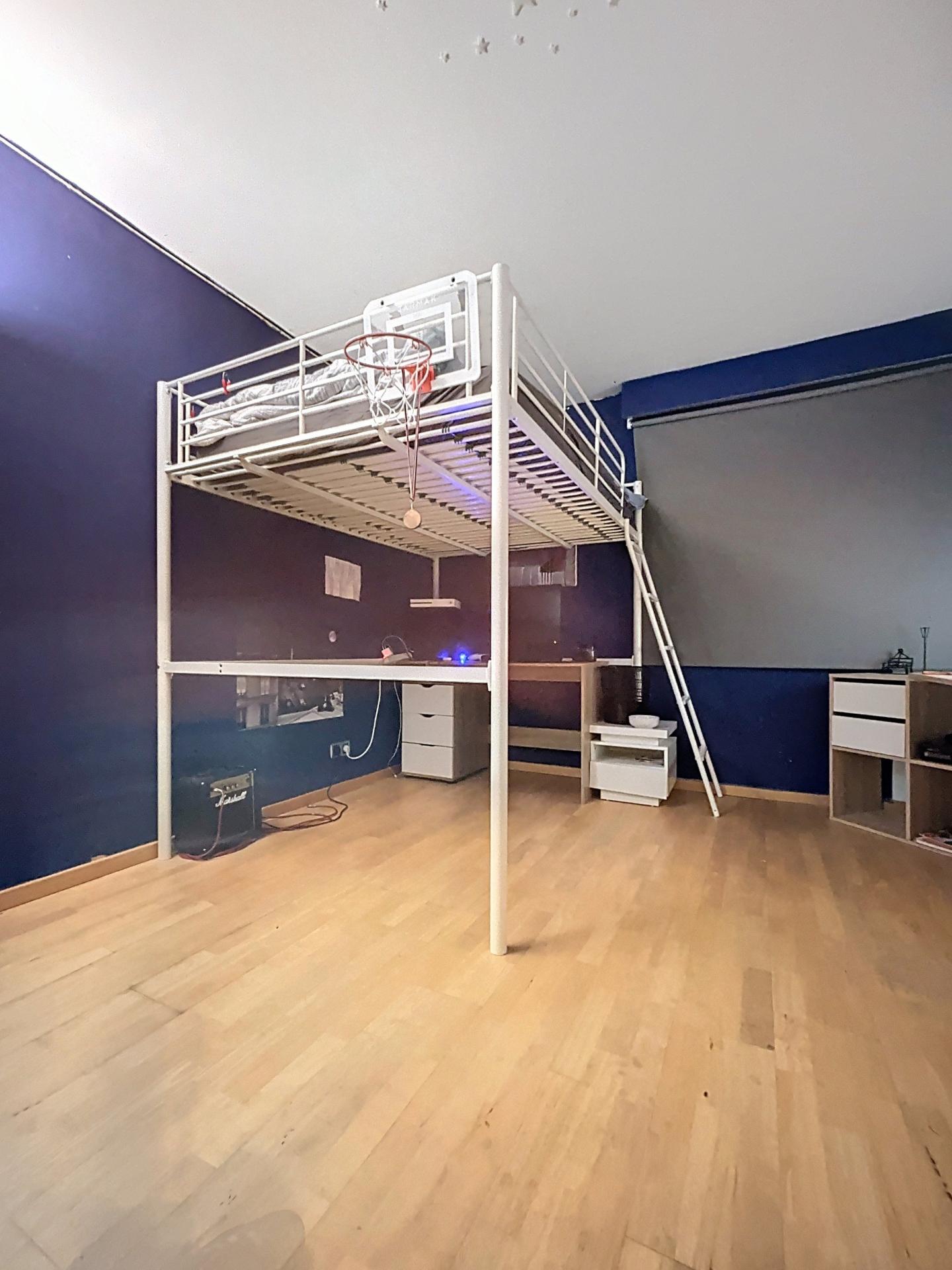 Photo 6 of the listing.