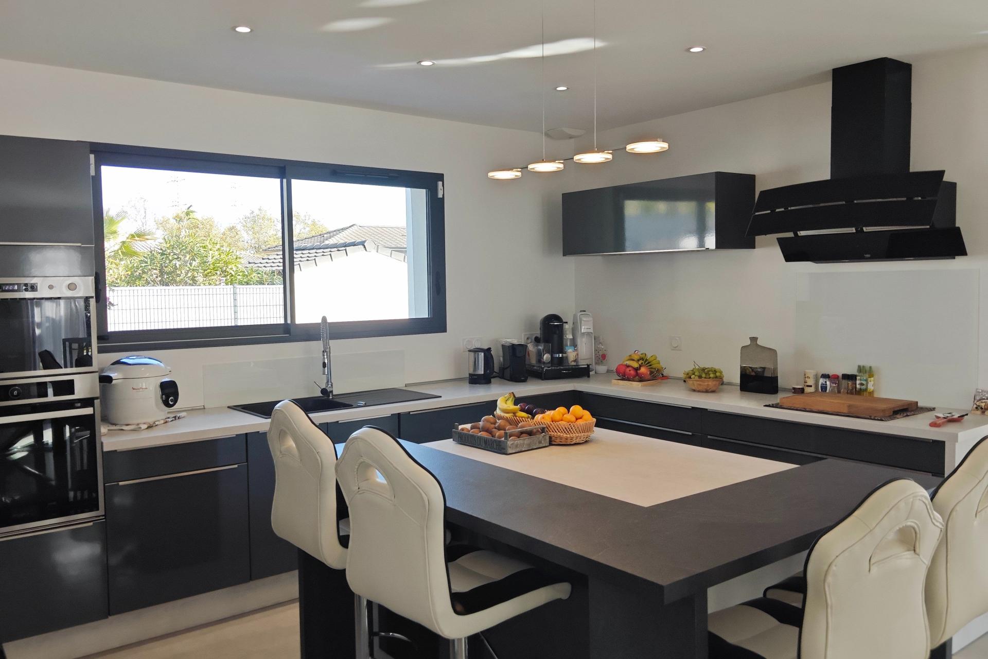 Photo 6 of the listing.