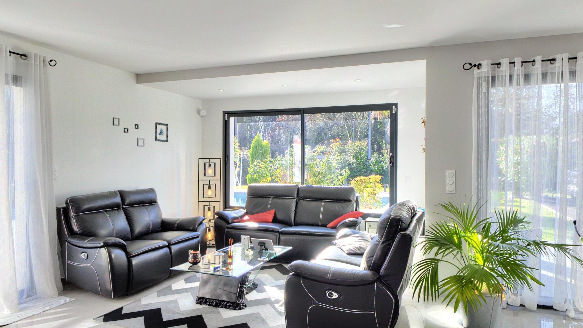 Photo 2 of the listing.