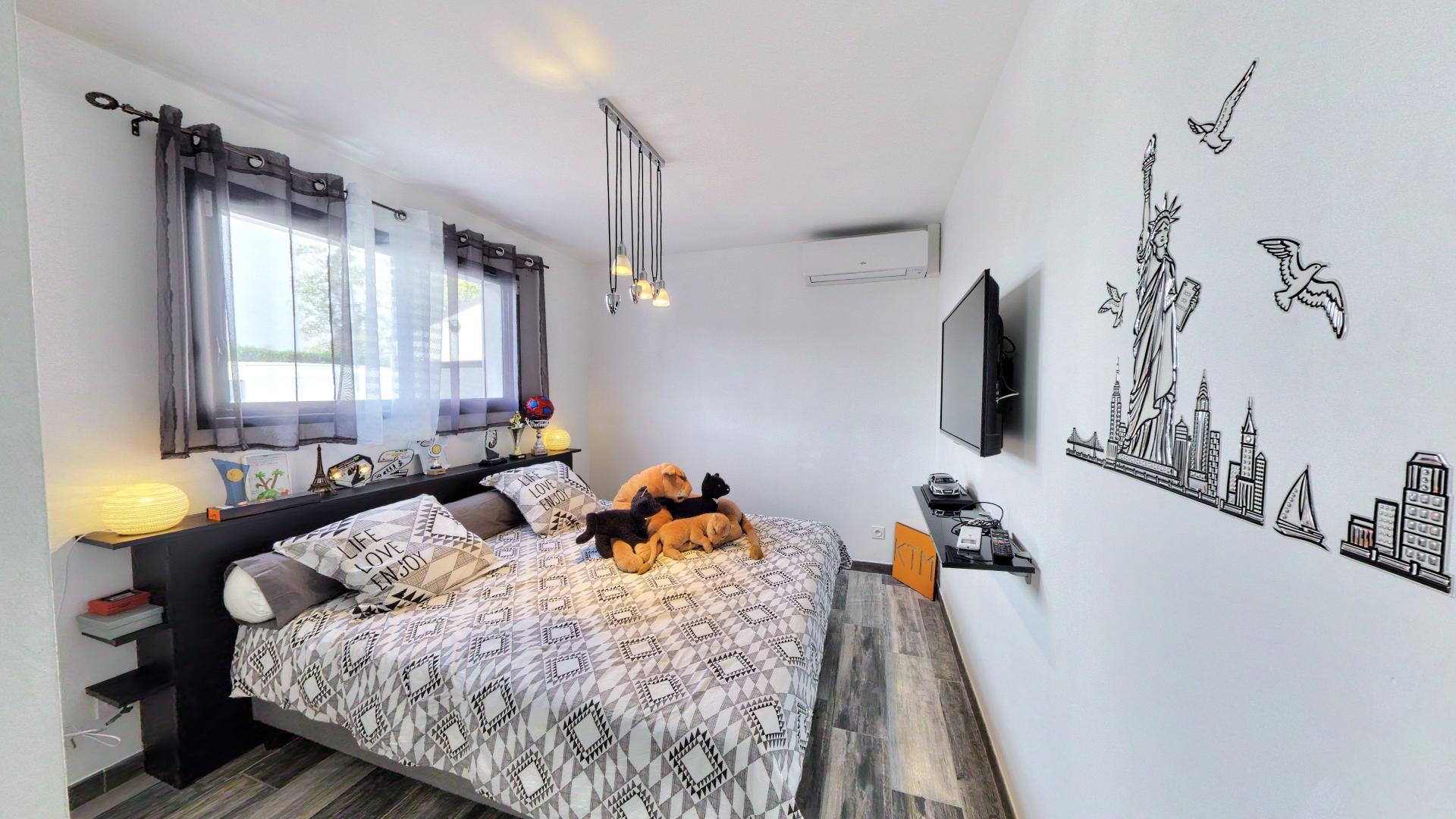 Photo 7 of the listing.