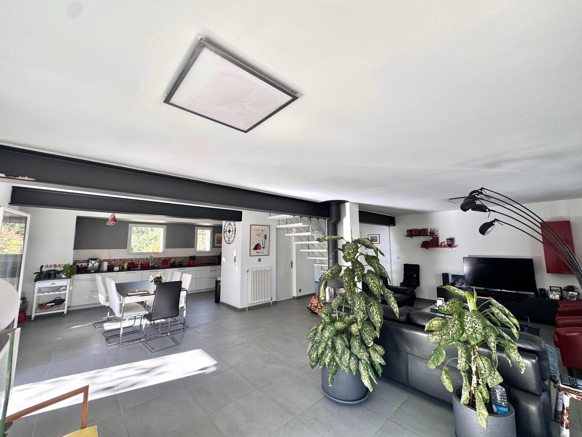 Photo 6 of the listing.