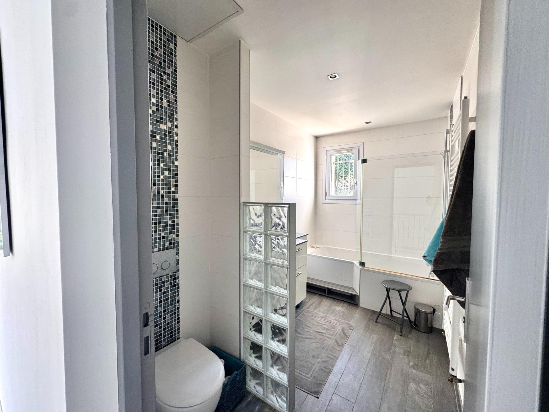 Photo 14 of the listing.