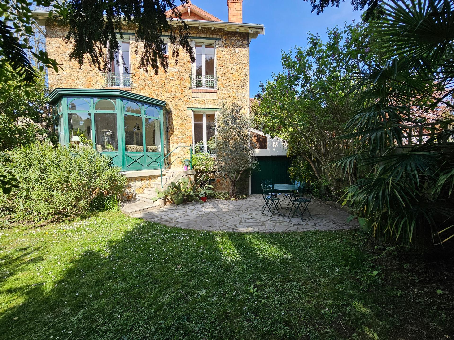 Photo 2 of the listing.