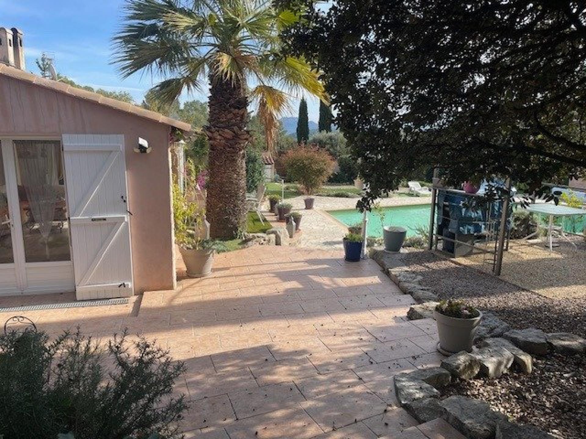 Photo 2 of the listing.