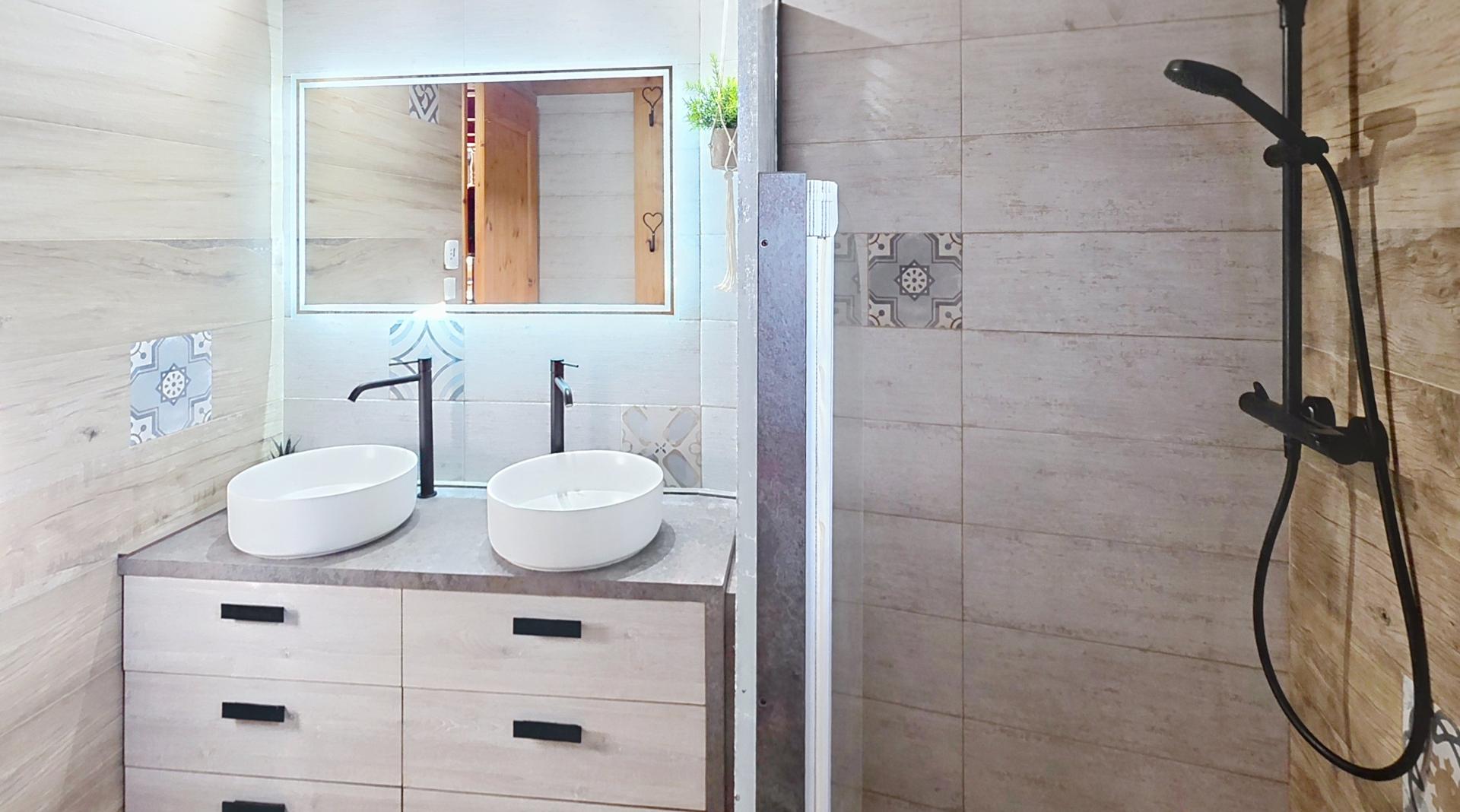 Photo 11 of the listing.