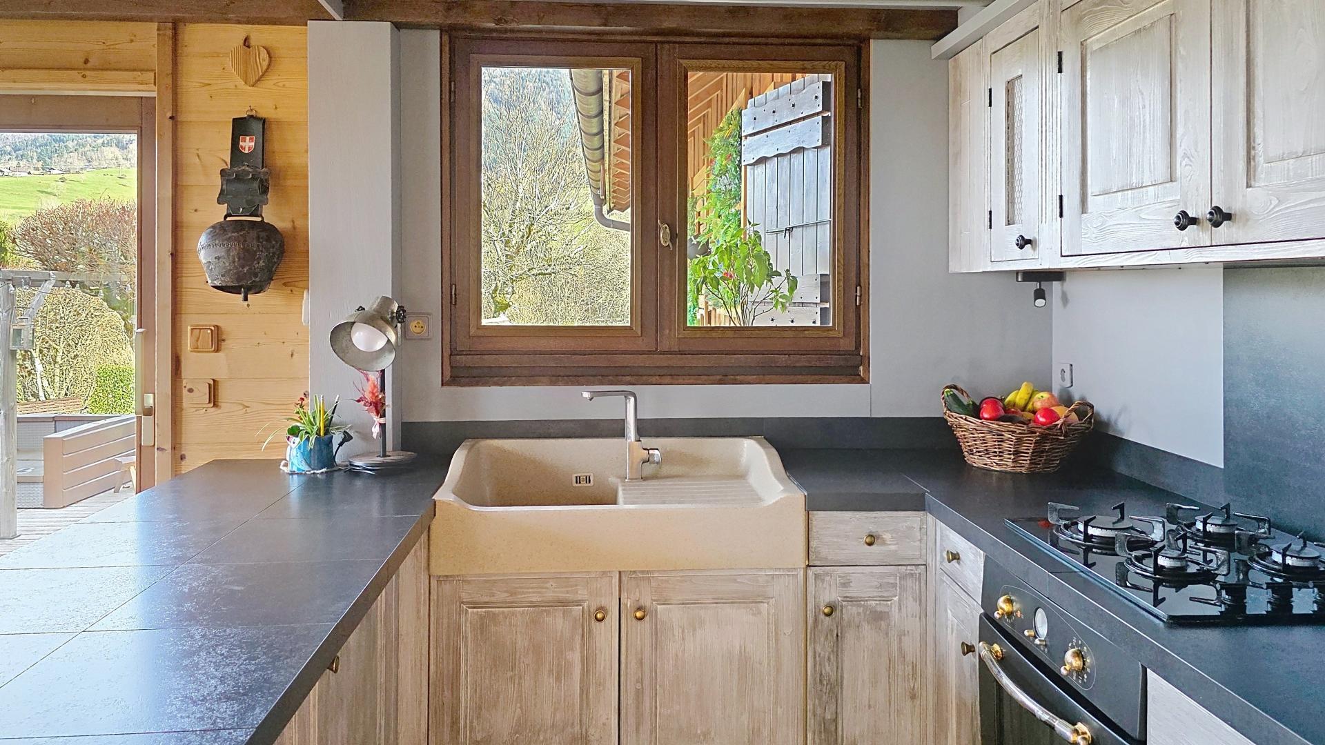 Photo 4 of the listing.