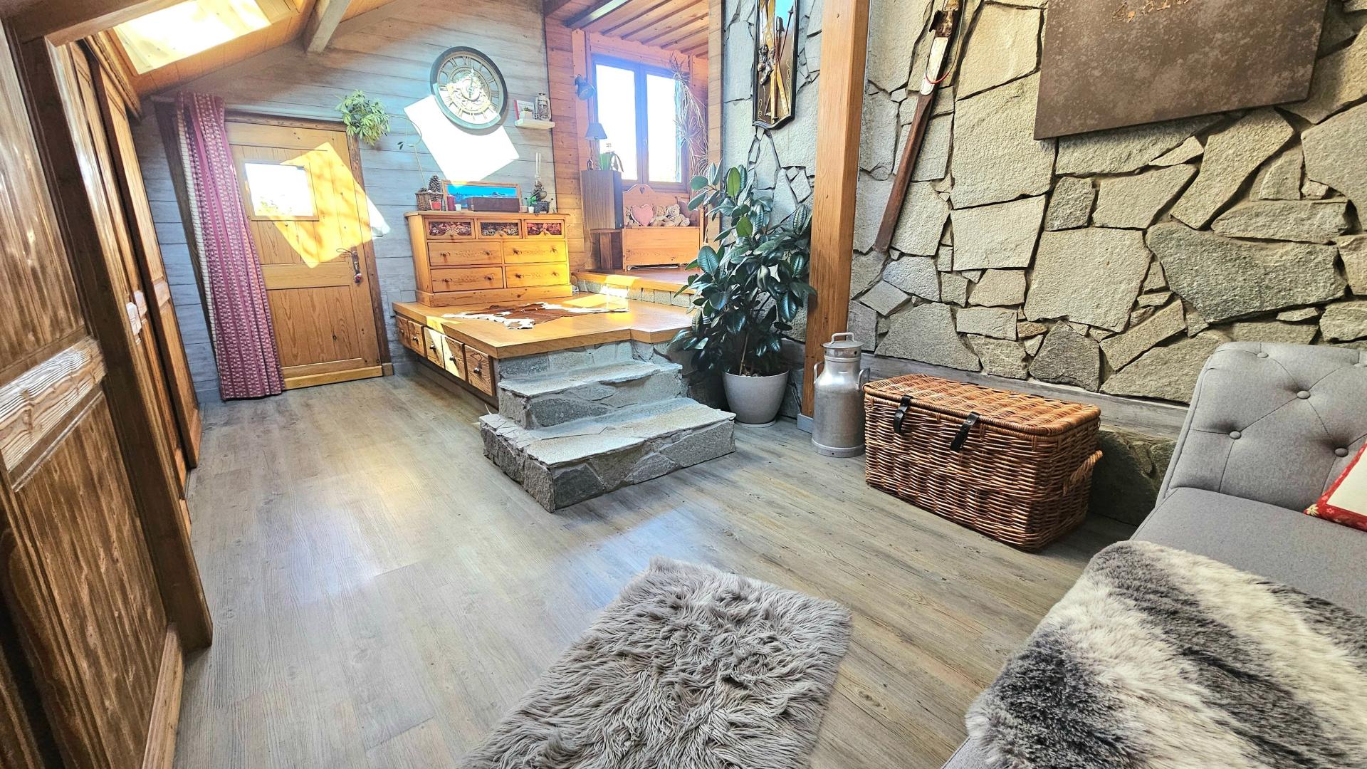 Photo 6 of the listing.