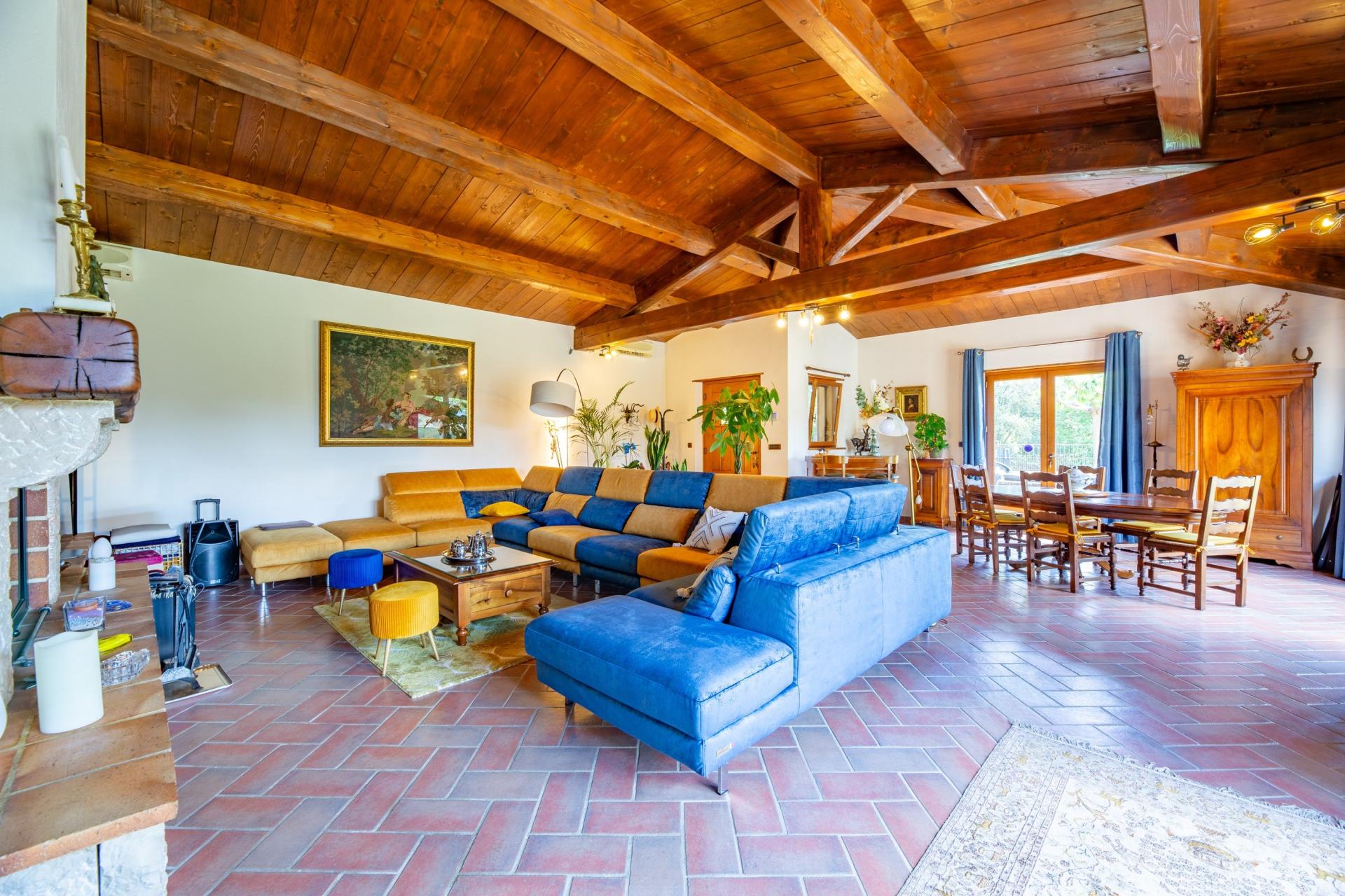 Photo 7 of the listing.