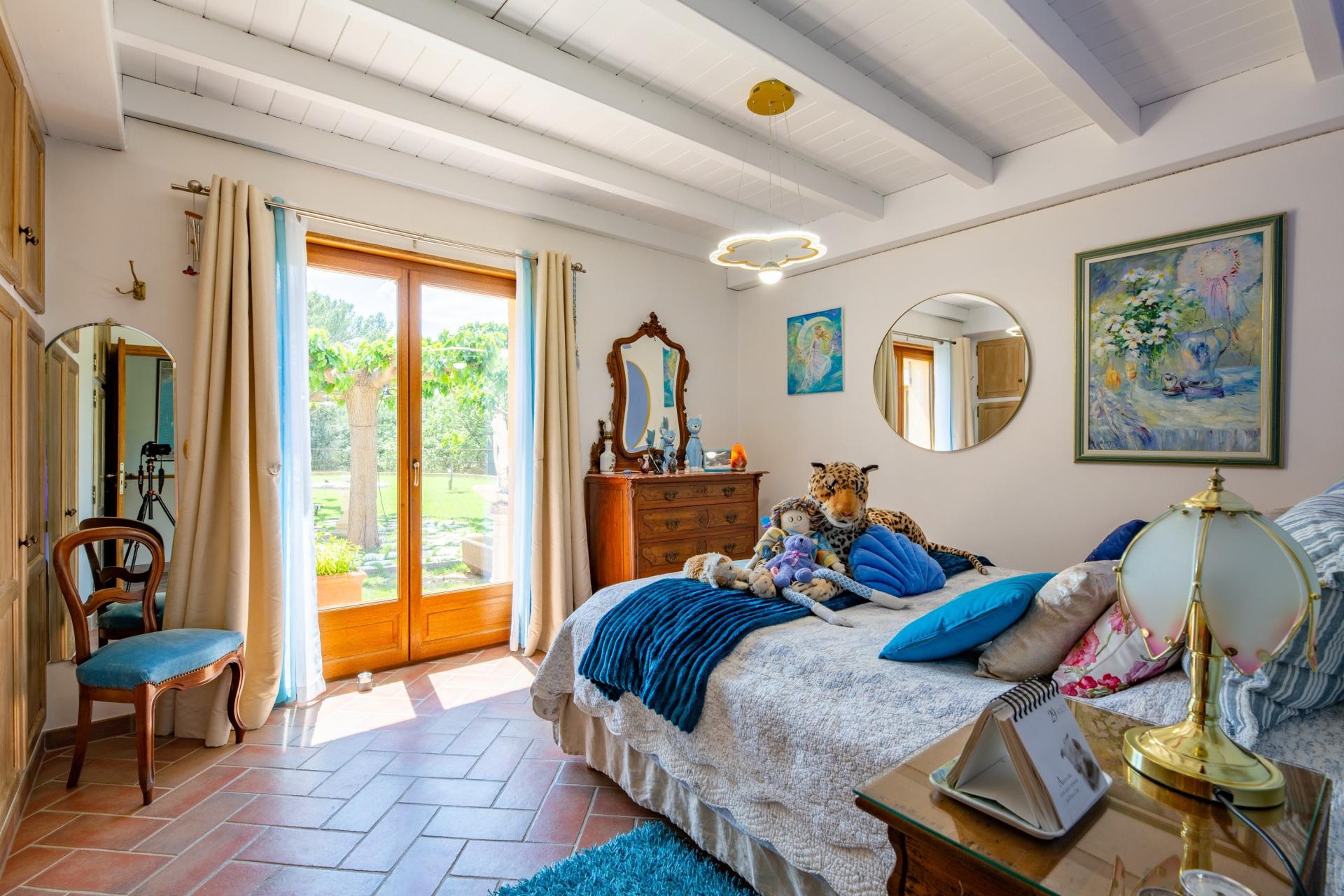 Photo 11 of the listing.