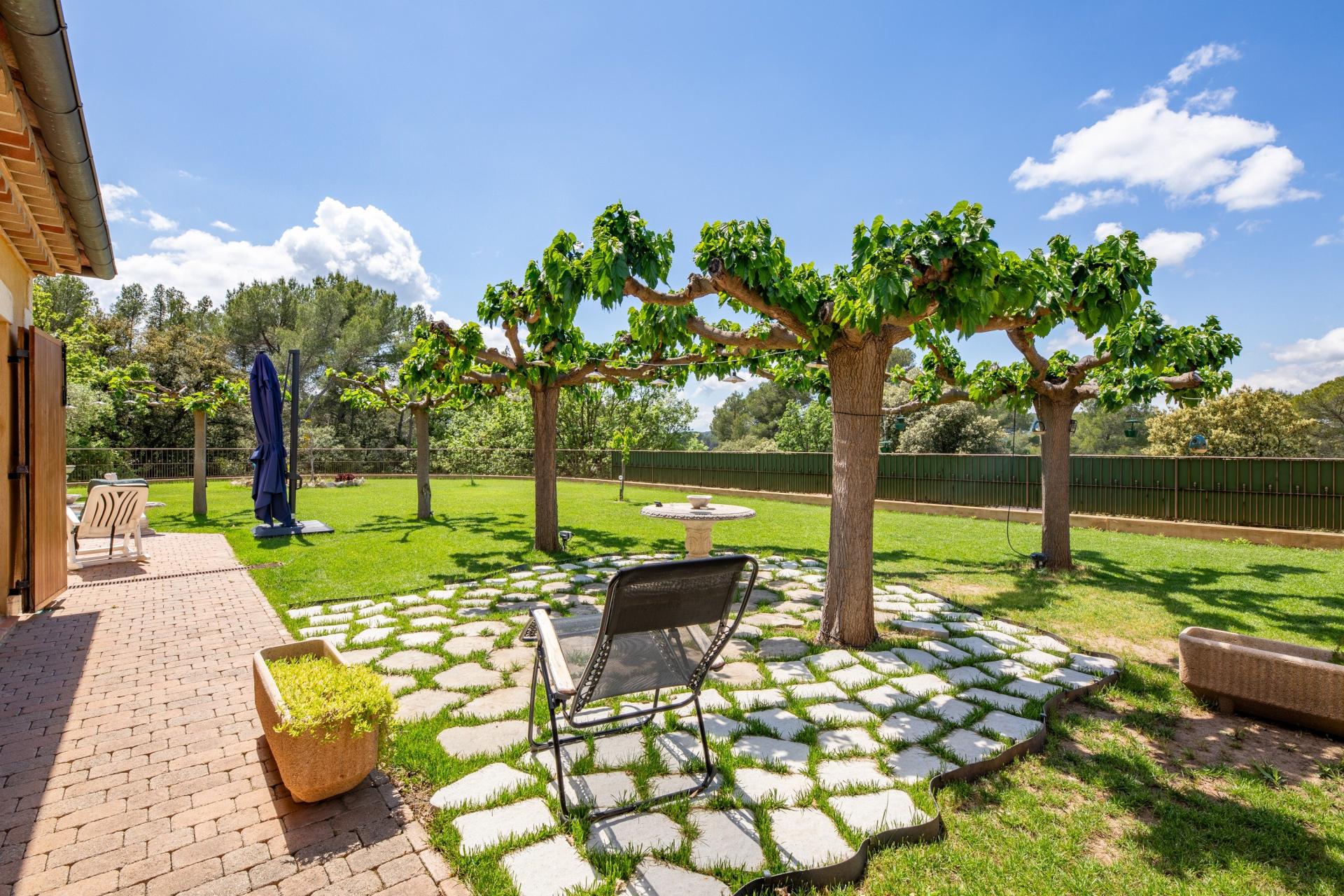 Photo 4 of the listing.