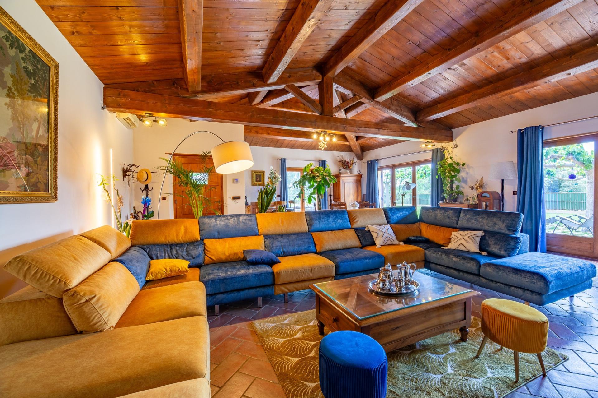 Photo 2 of the listing.