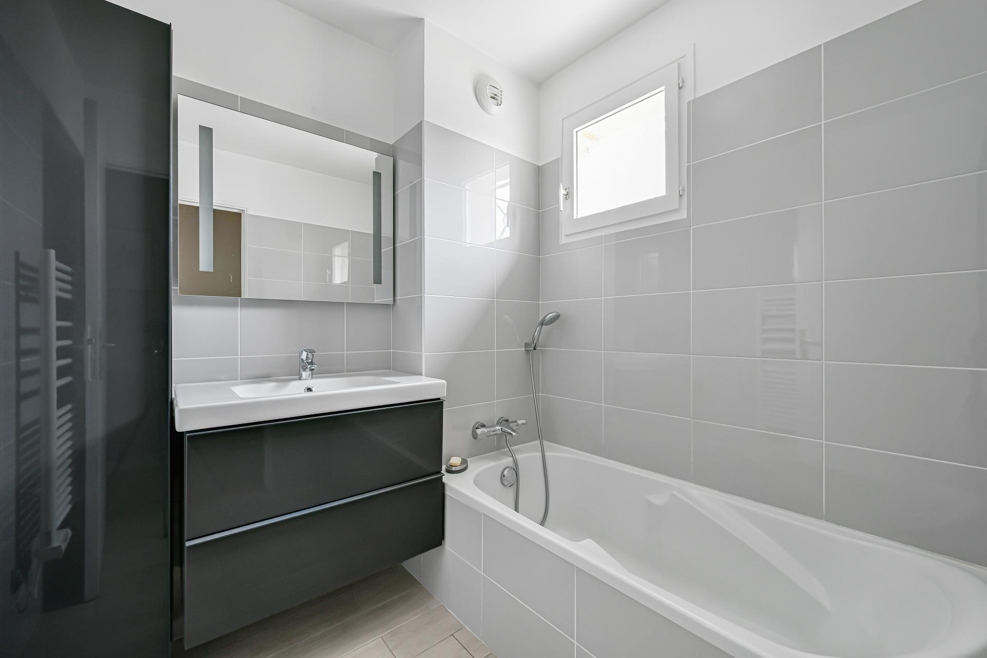 Photo 7 of the listing.