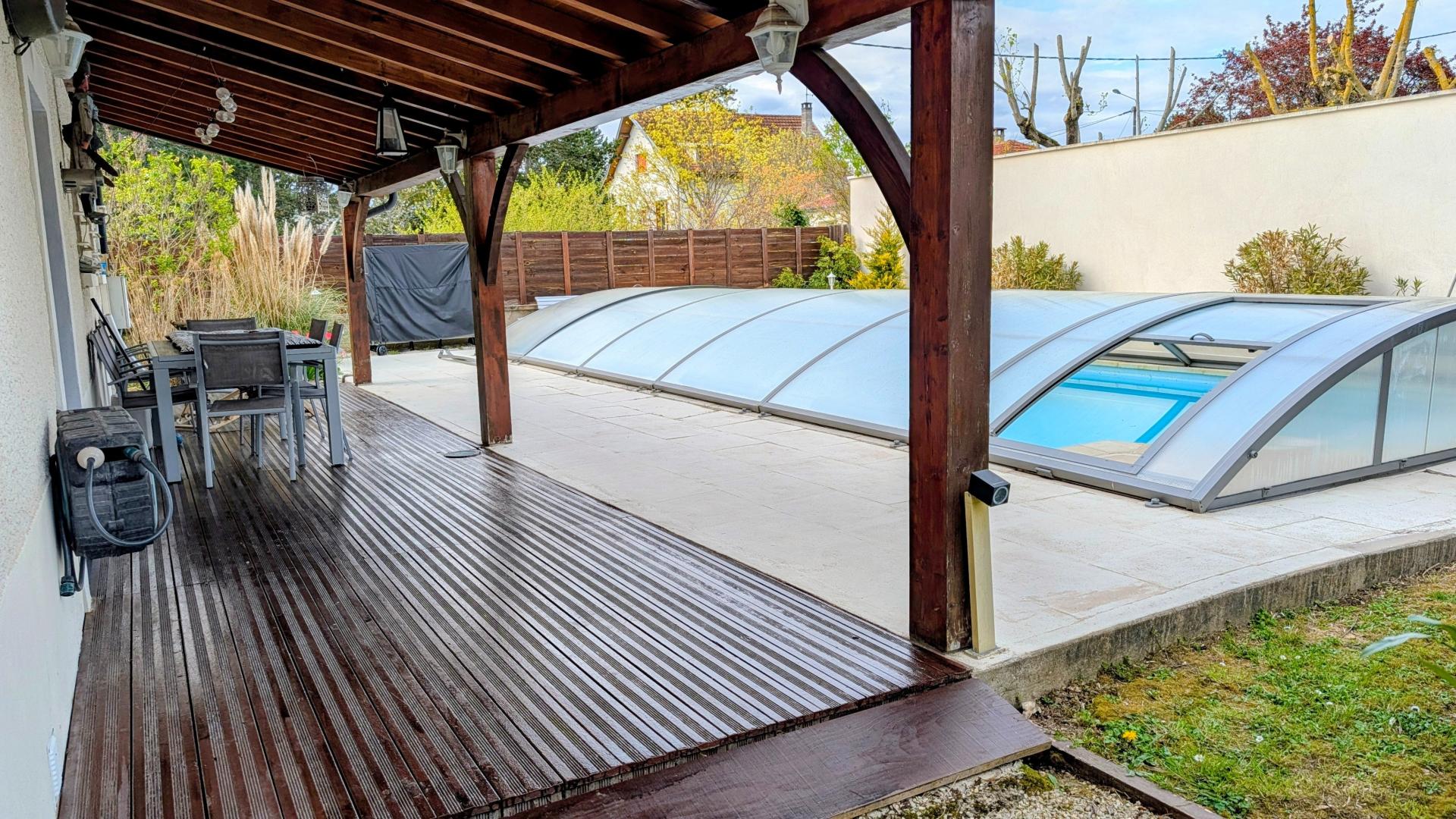 Photo 2 of the listing.