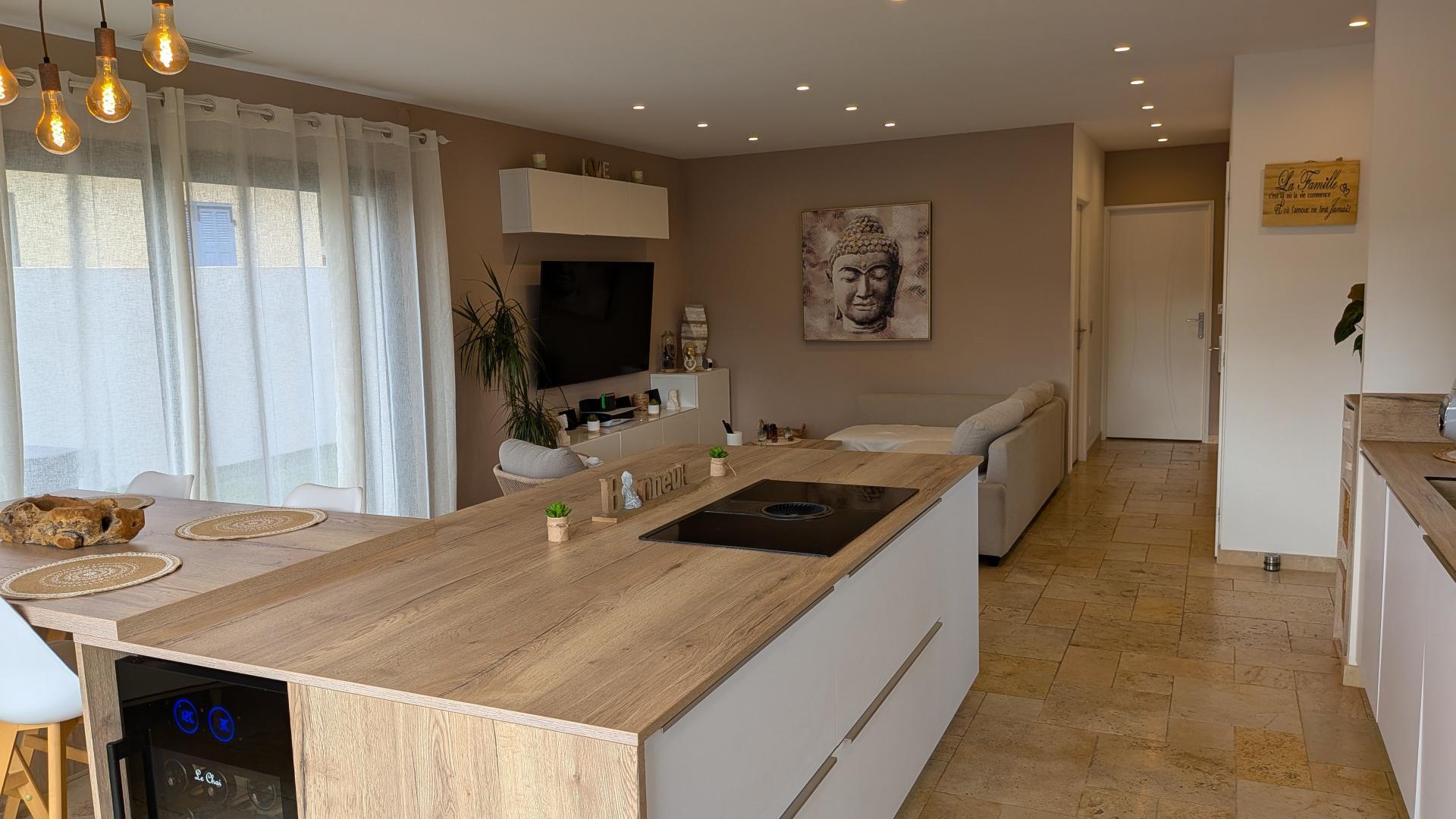 Photo 2 of the listing.