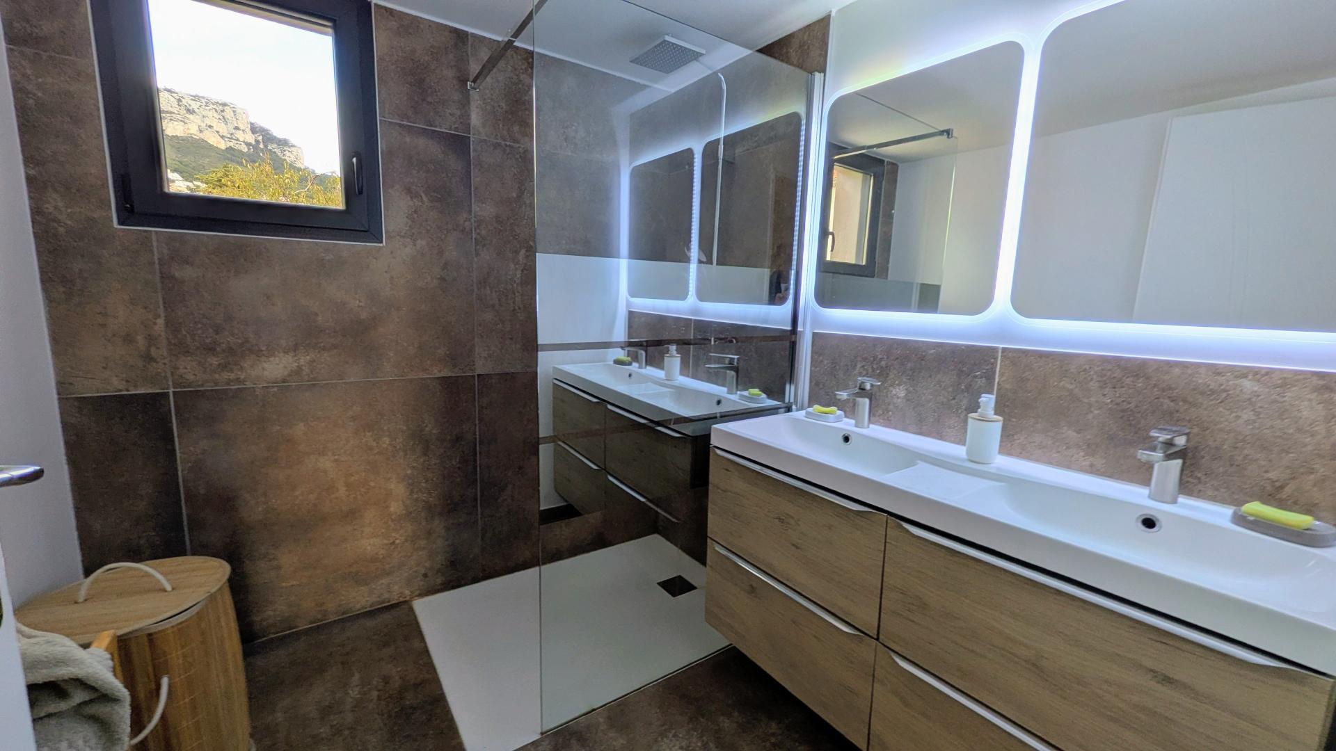 Photo 4 of the listing.