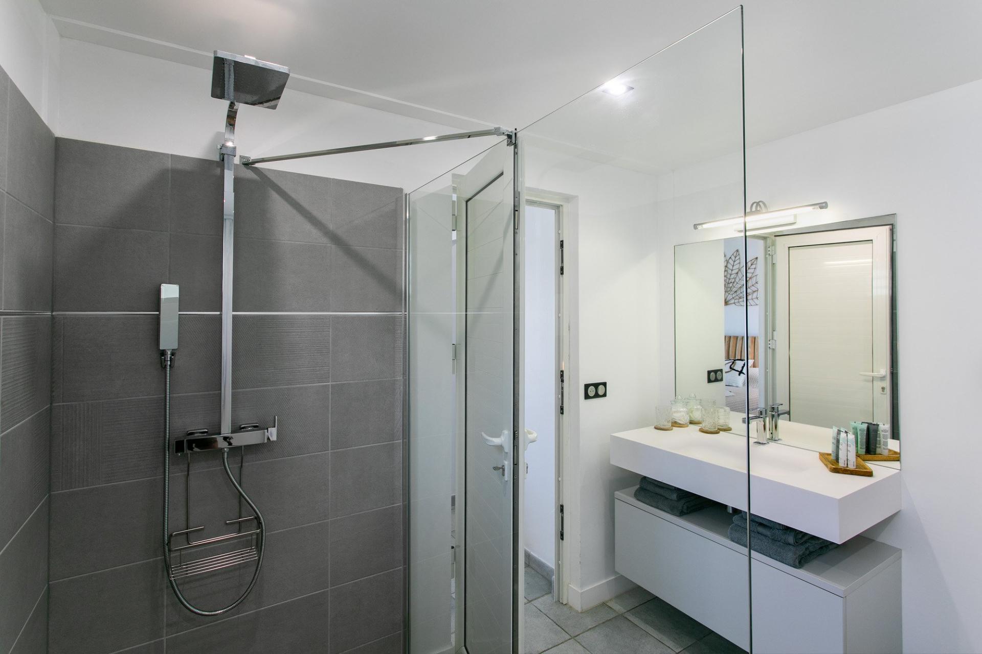 Photo 13 of the listing.