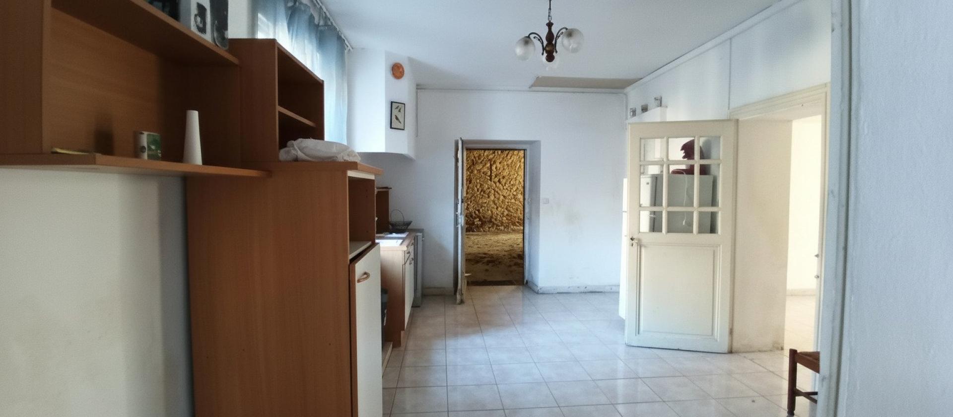 Photo 5 of the listing.