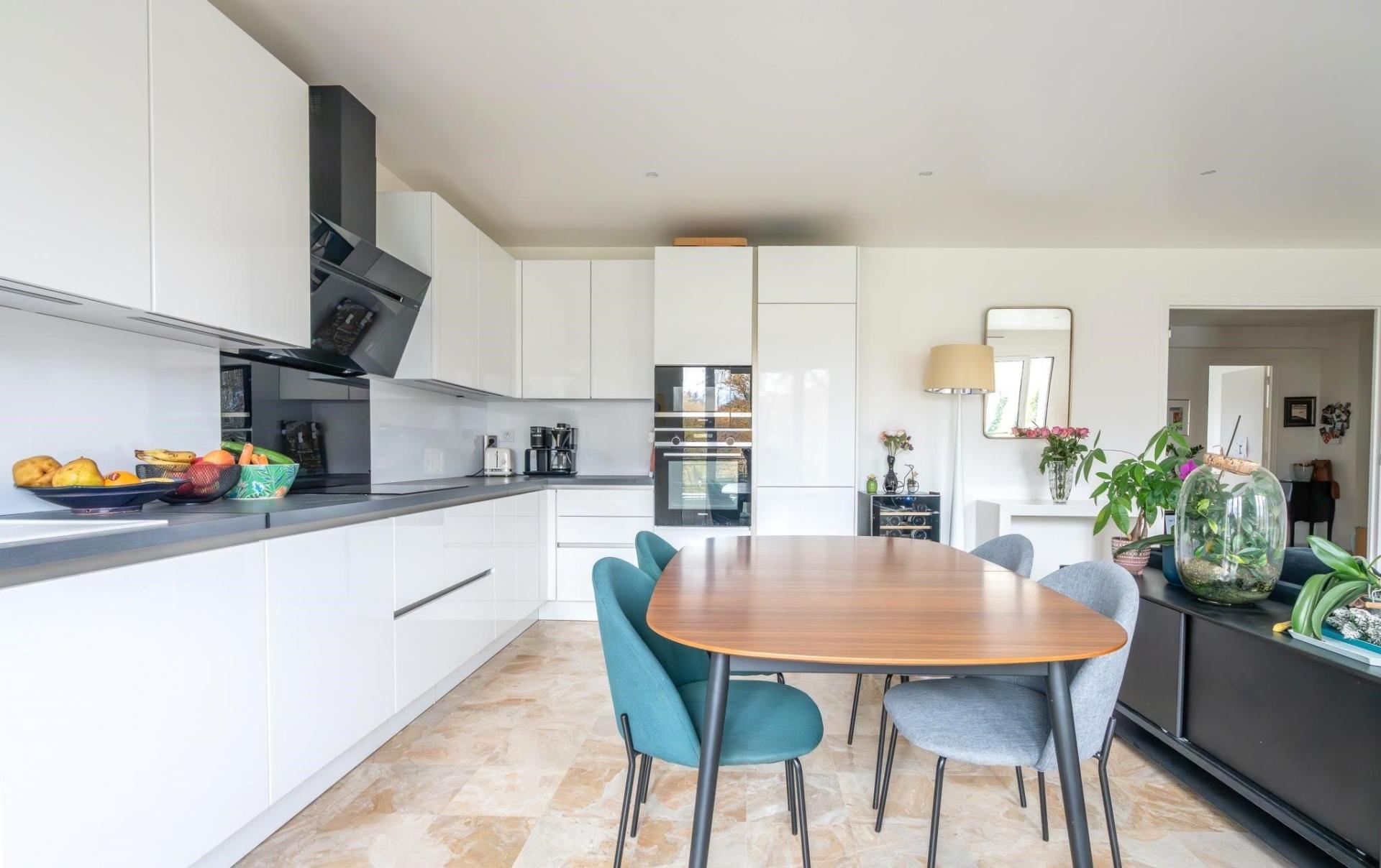 Photo 5 of the listing.