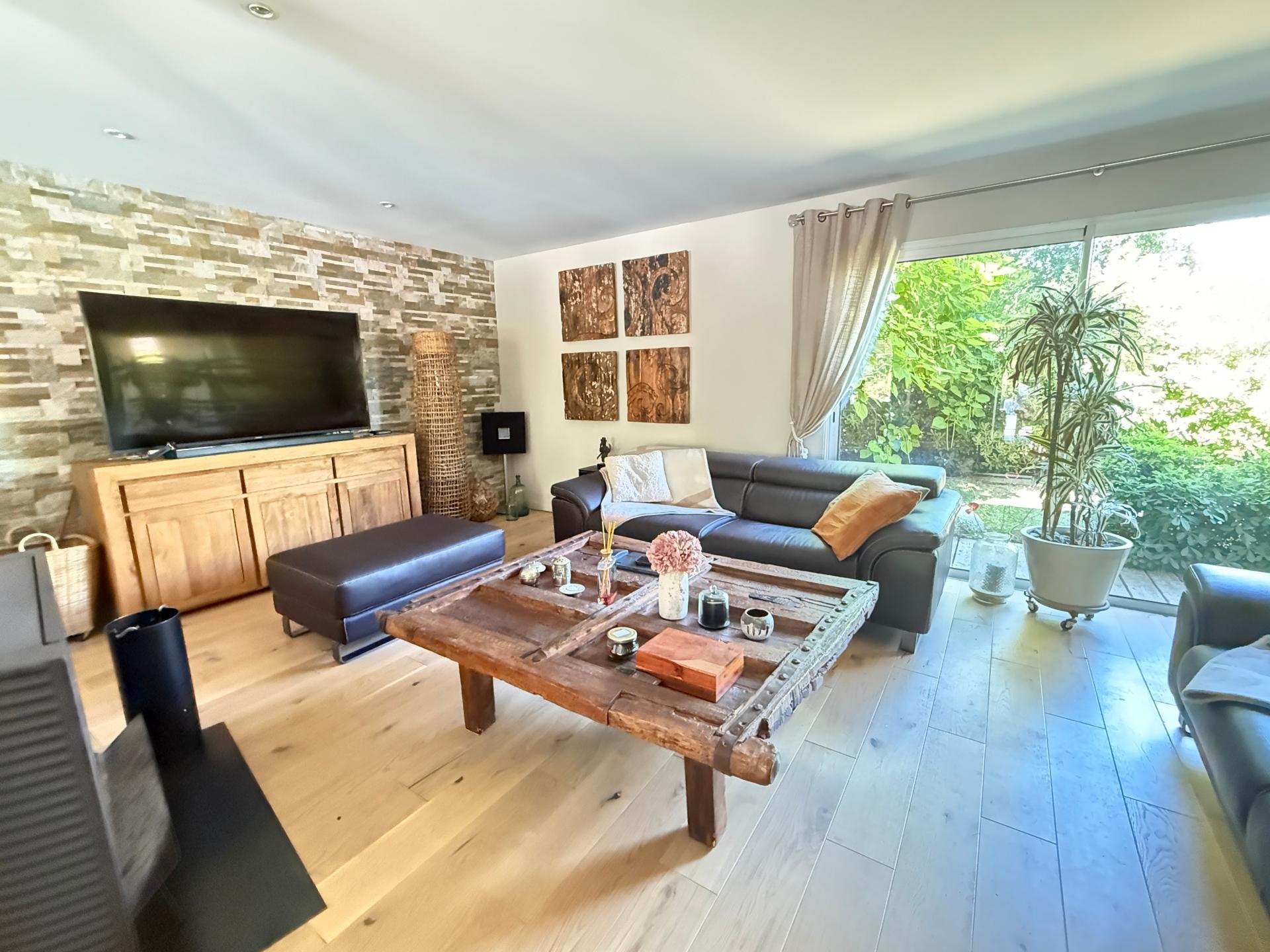 Photo 7 of the listing.