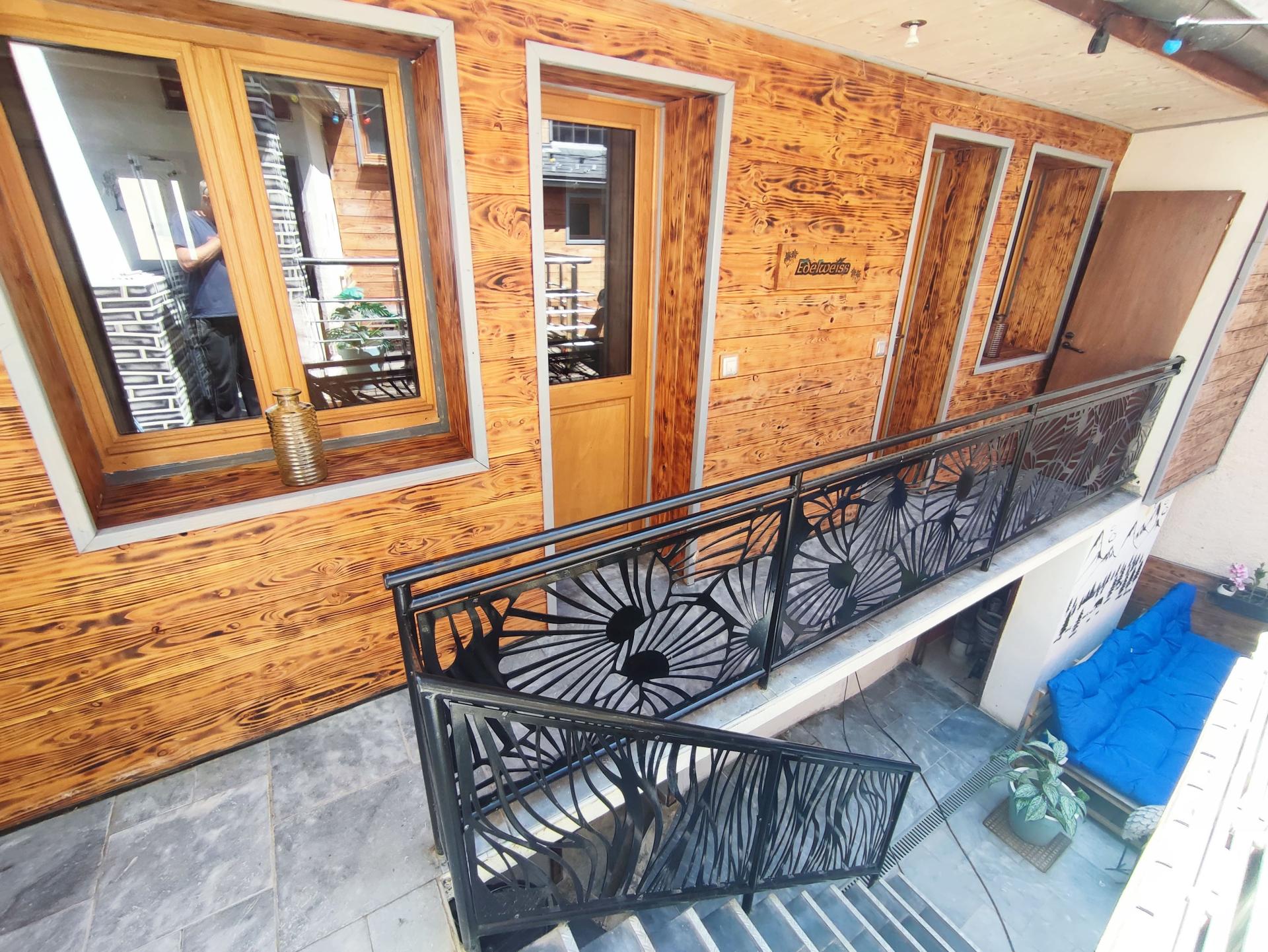 Photo 4 of the listing.