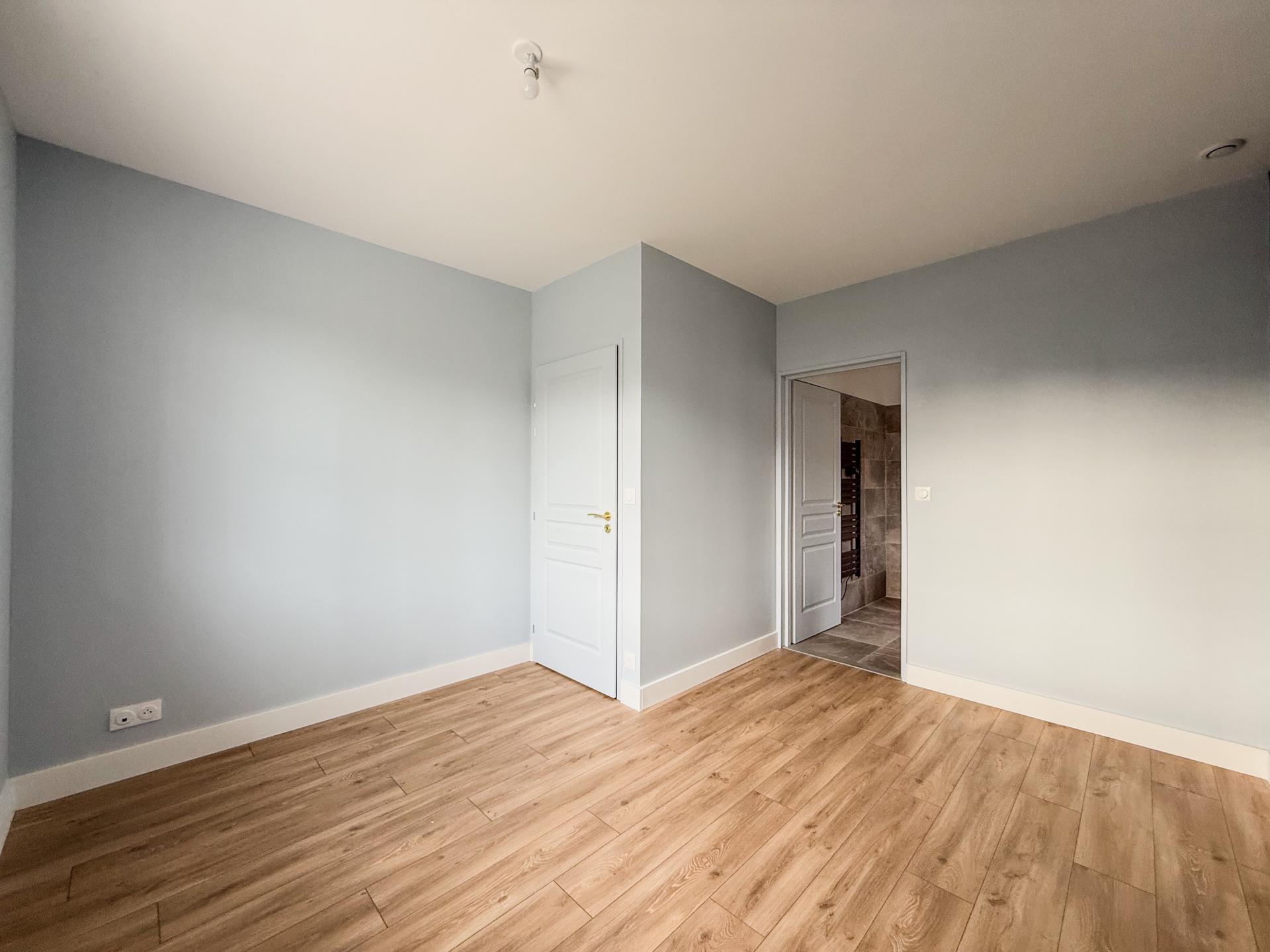 Photo 9 of the listing.