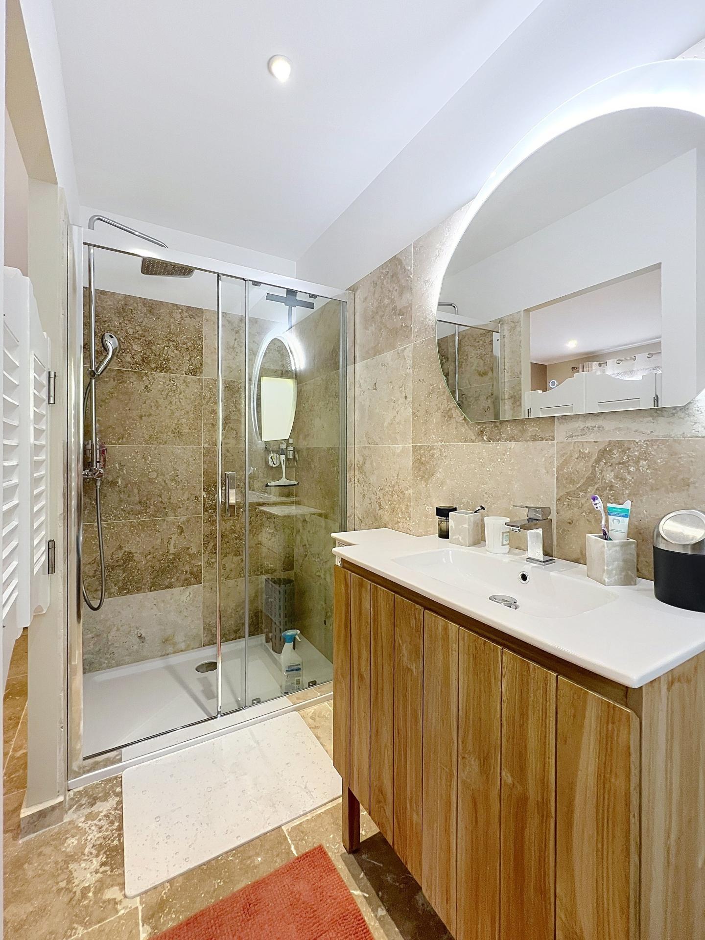 Photo 6 of the listing.