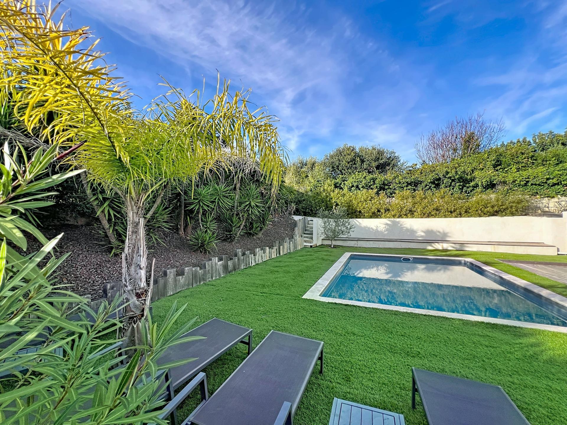 Photo 2 of the listing.