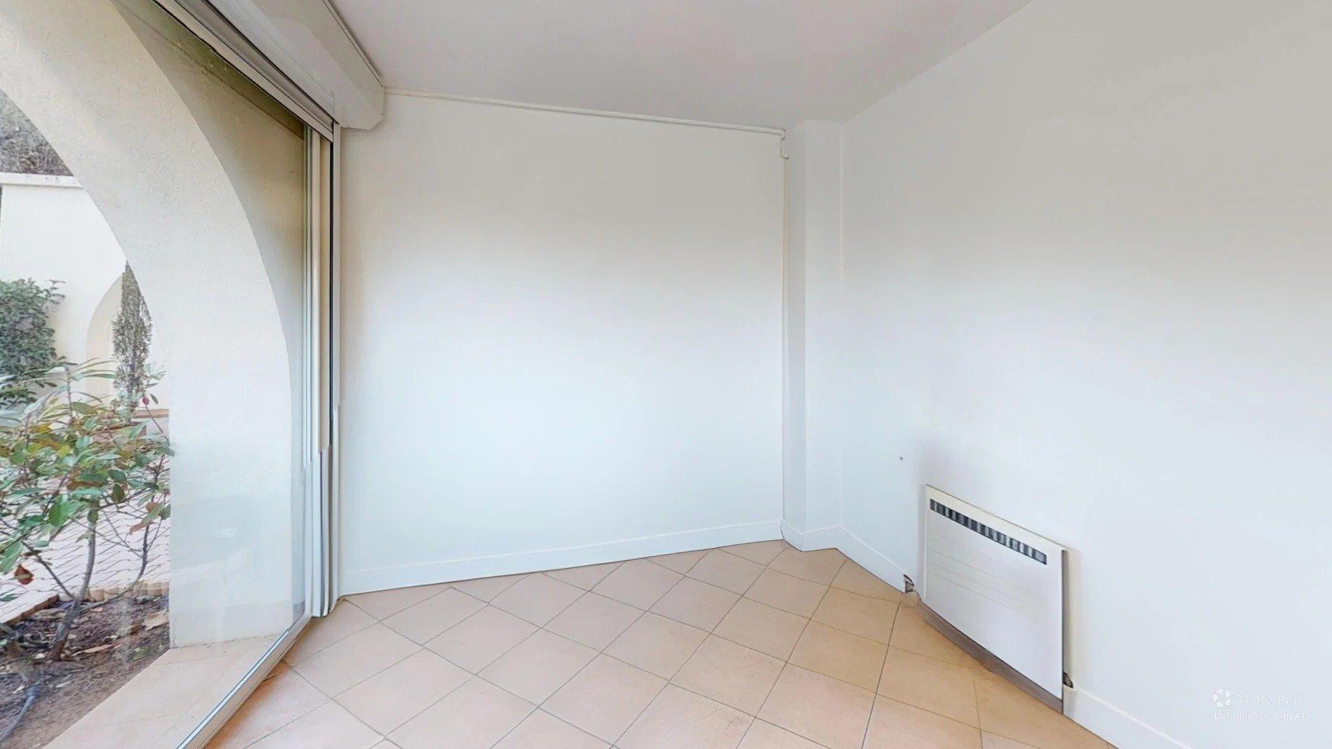 Photo 4 of the listing.