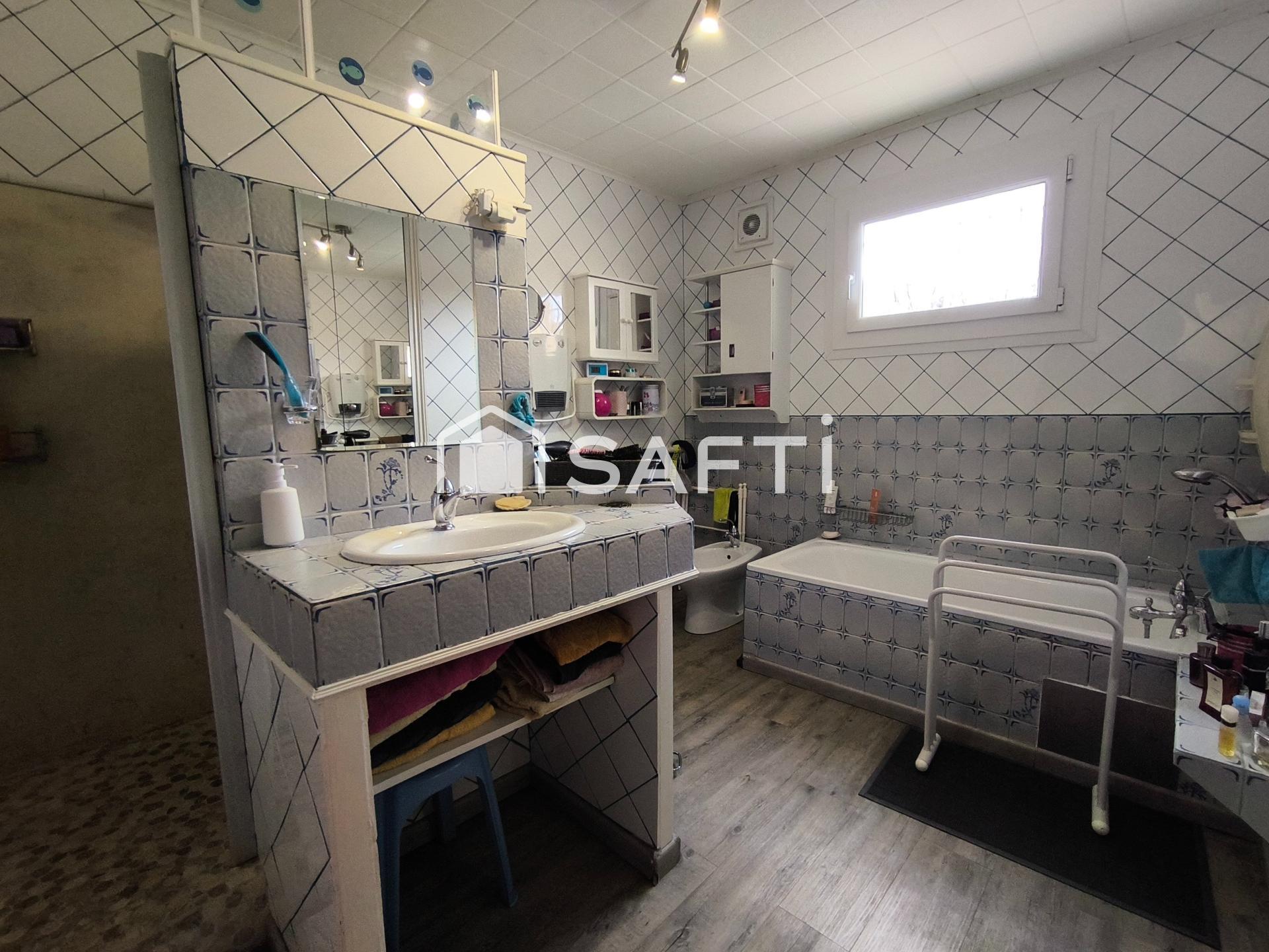 Maison 4 faces, 3 chambres, bureau, piscine, studio
