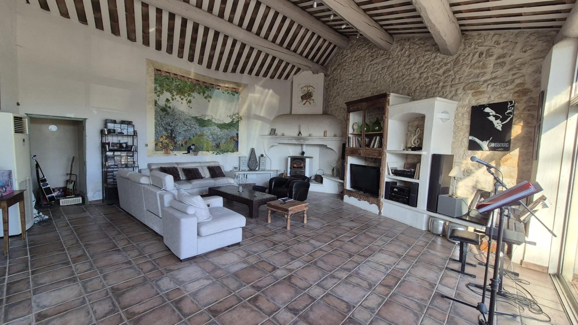 Photo 6 of the listing.