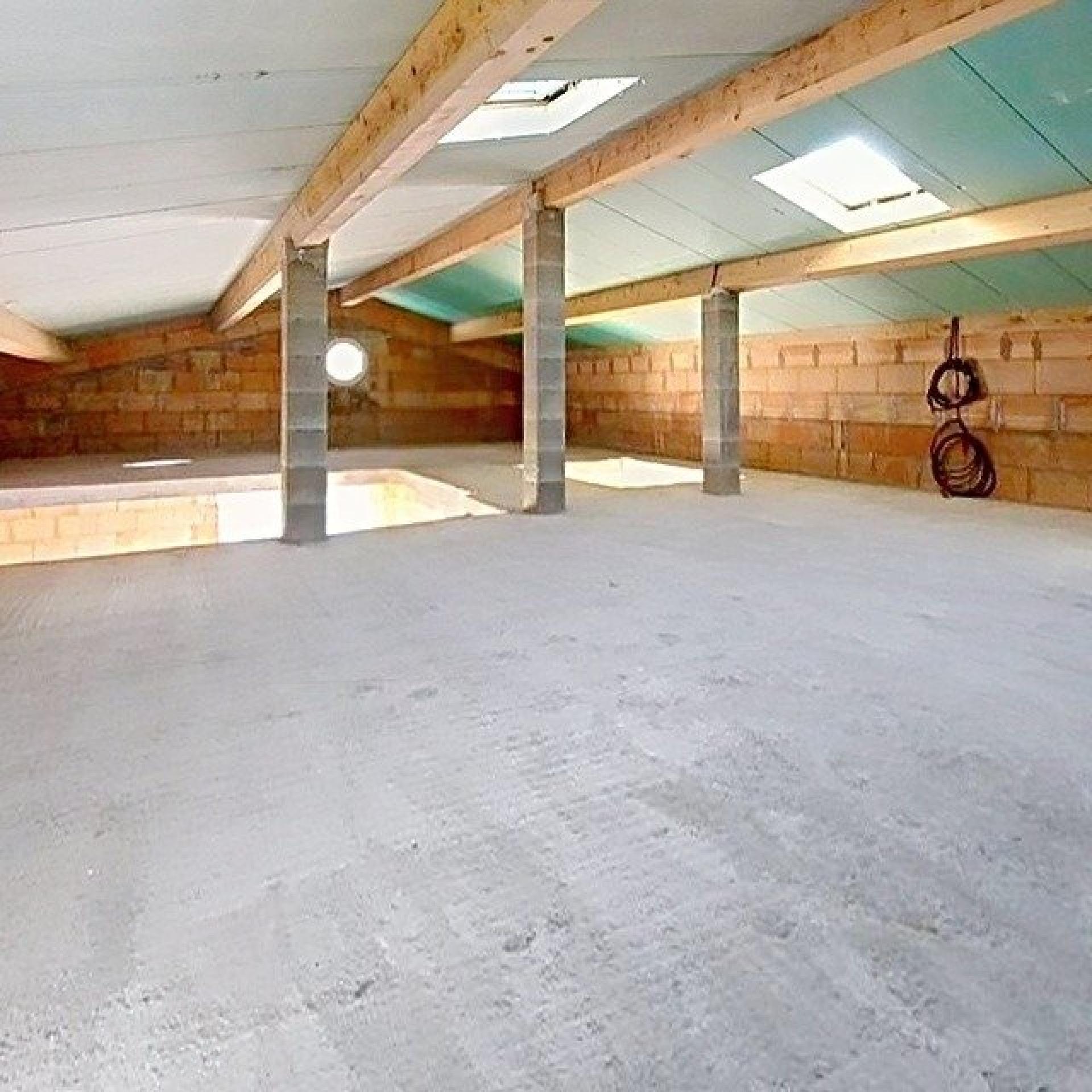 Photo 6 of the listing.