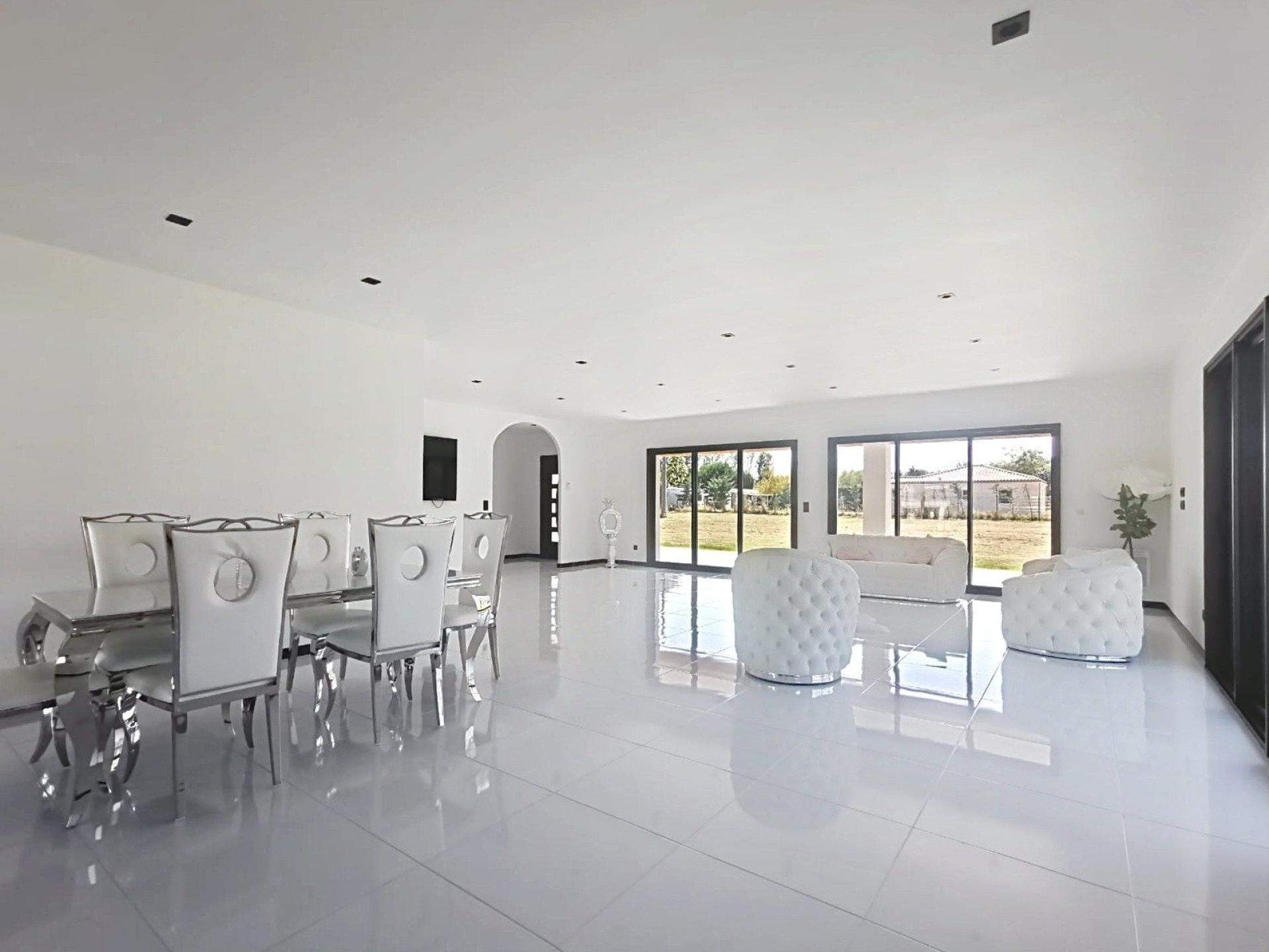 Photo 2 of the listing.