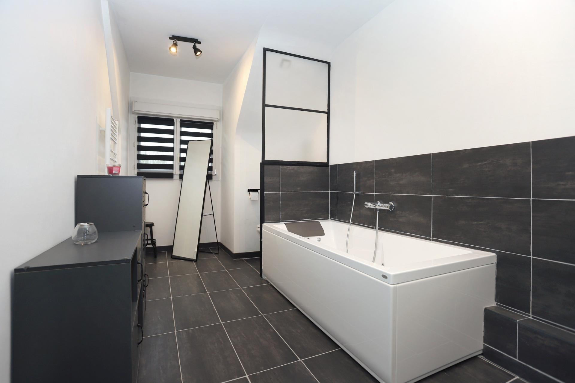 Photo 10 of the listing.