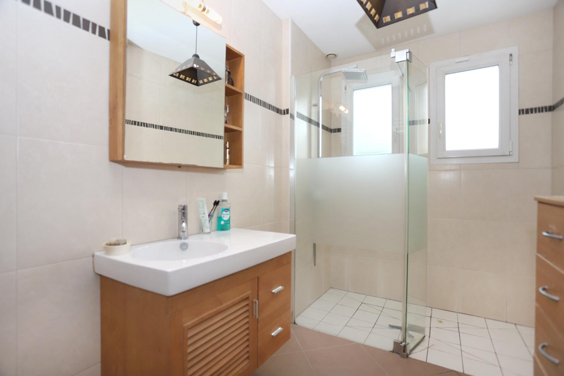 Photo 7 of the listing.