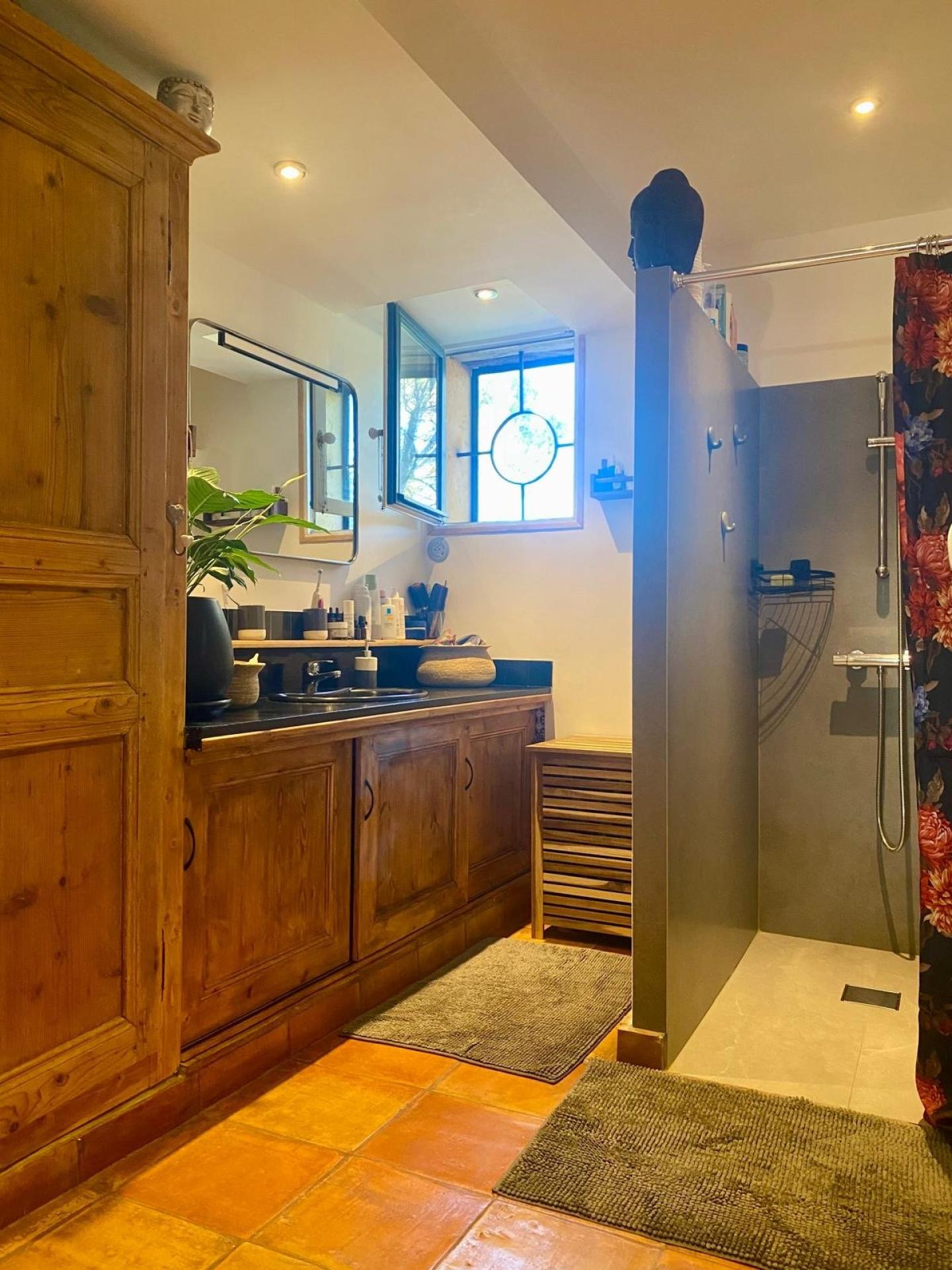 Photo 10 of the listing.