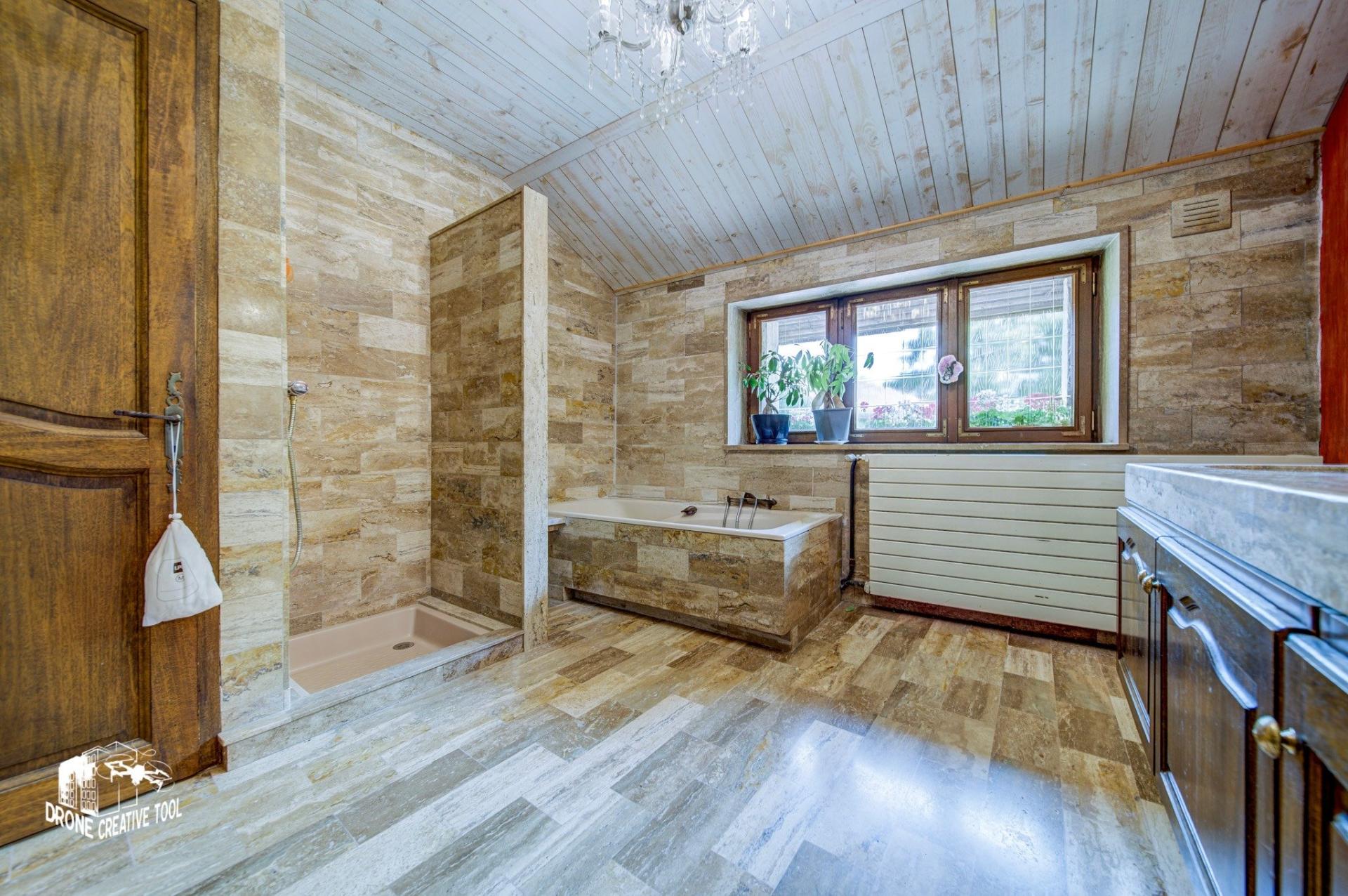 Photo 11 of the listing.