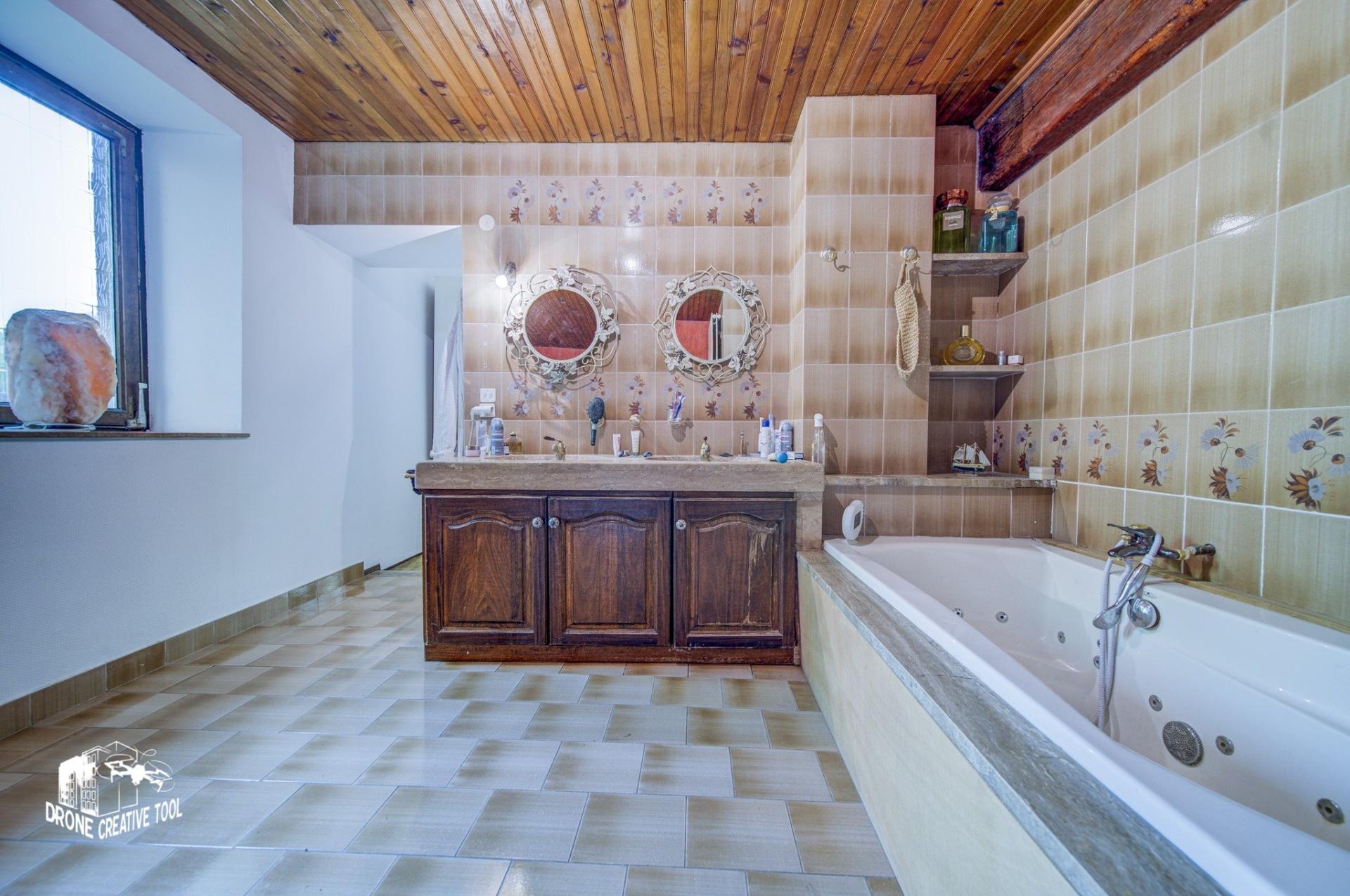 Photo 10 of the listing.