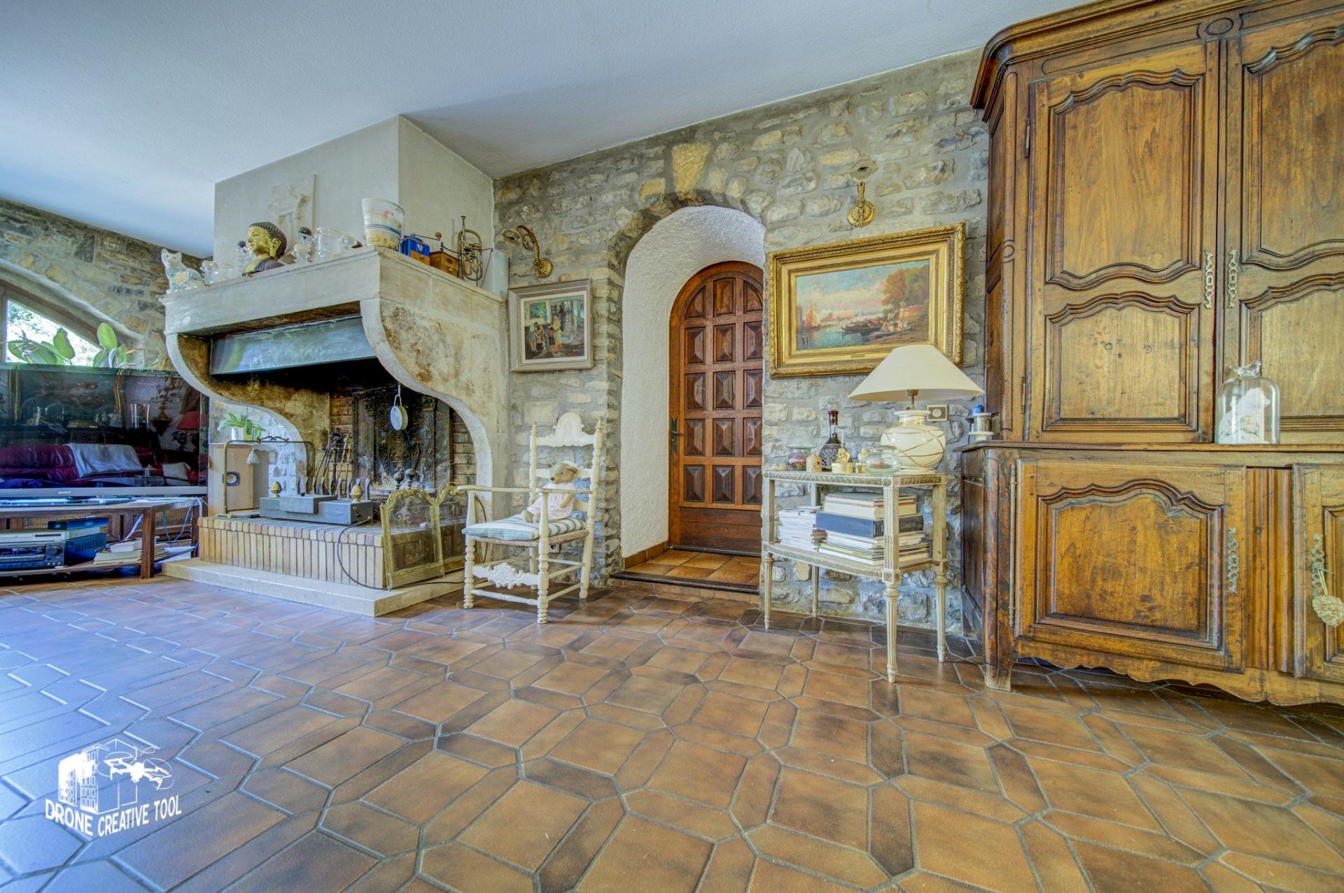 Photo 6 of the listing.