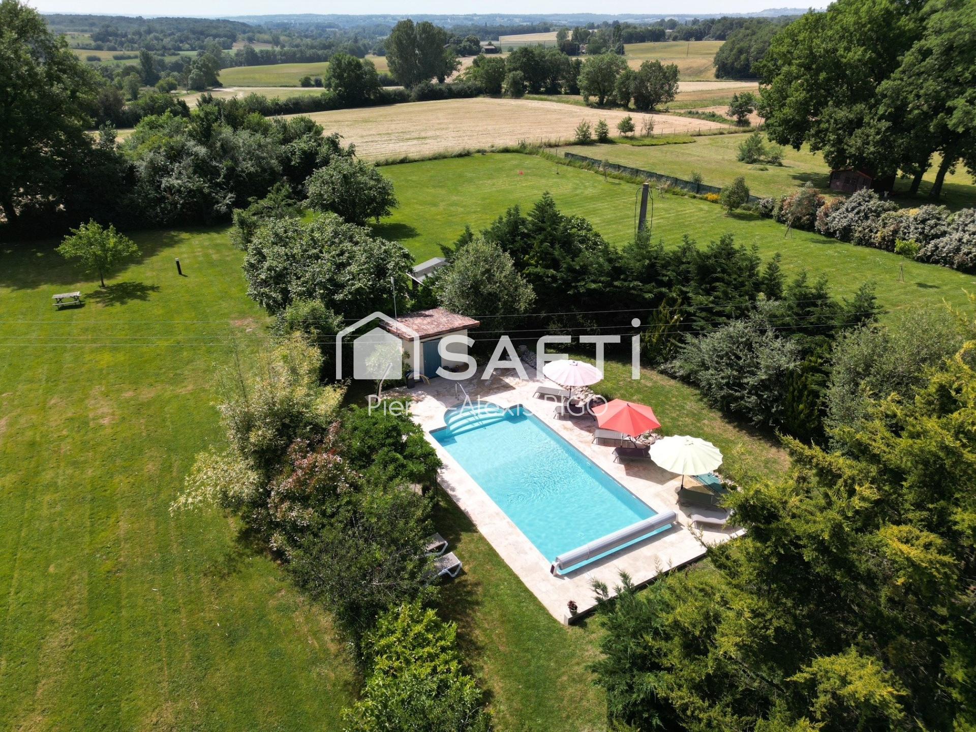 Maison de charme avec piscine et camping familial