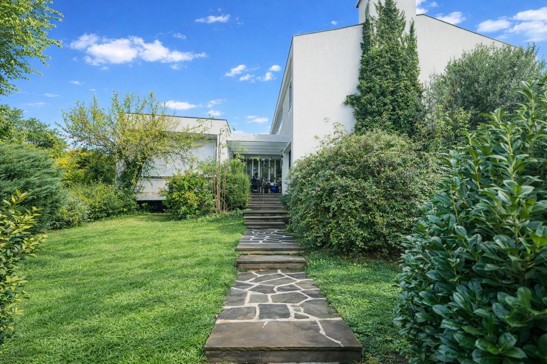 Photo 2 of the listing.