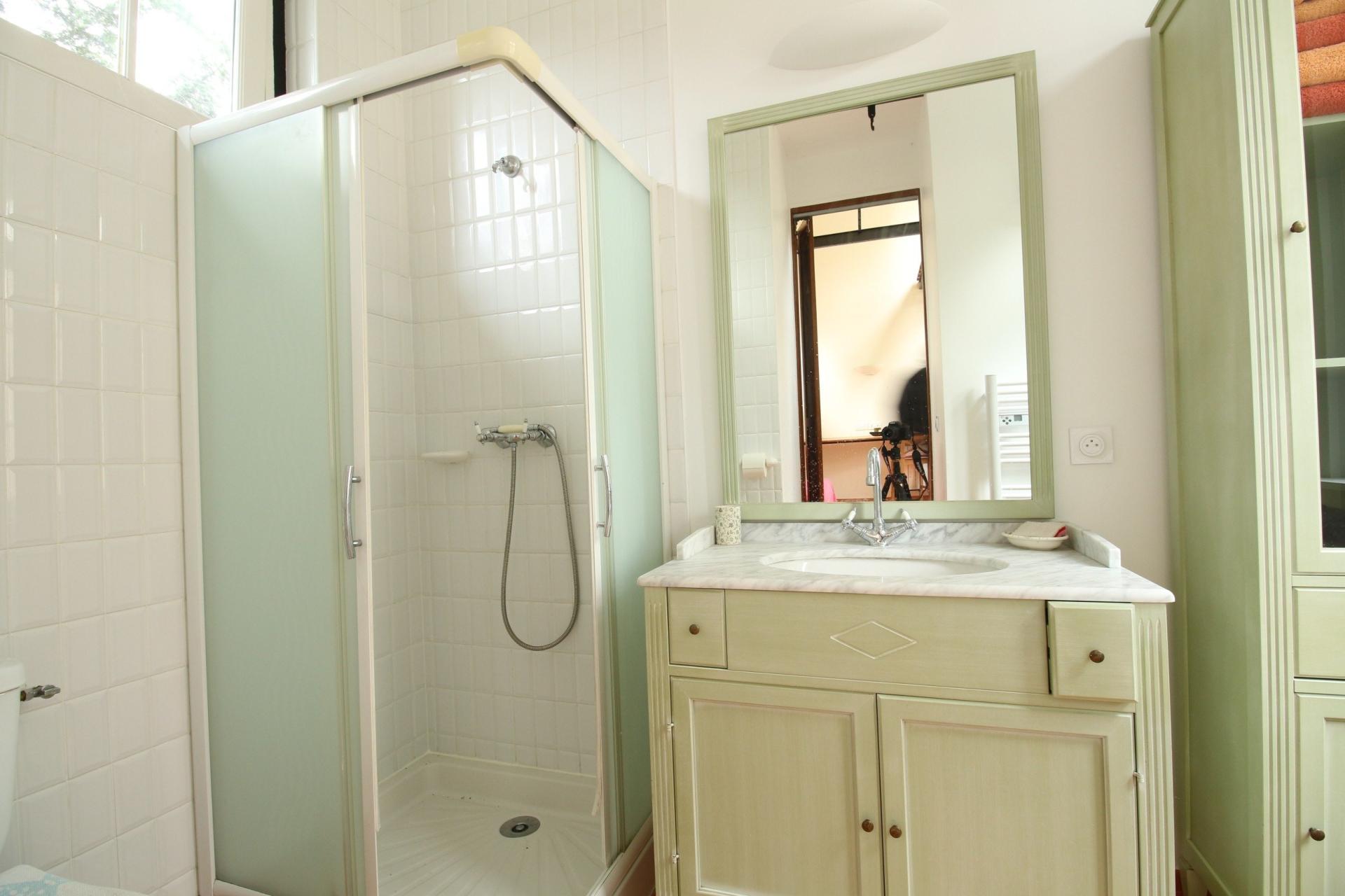 Photo 6 of the listing.