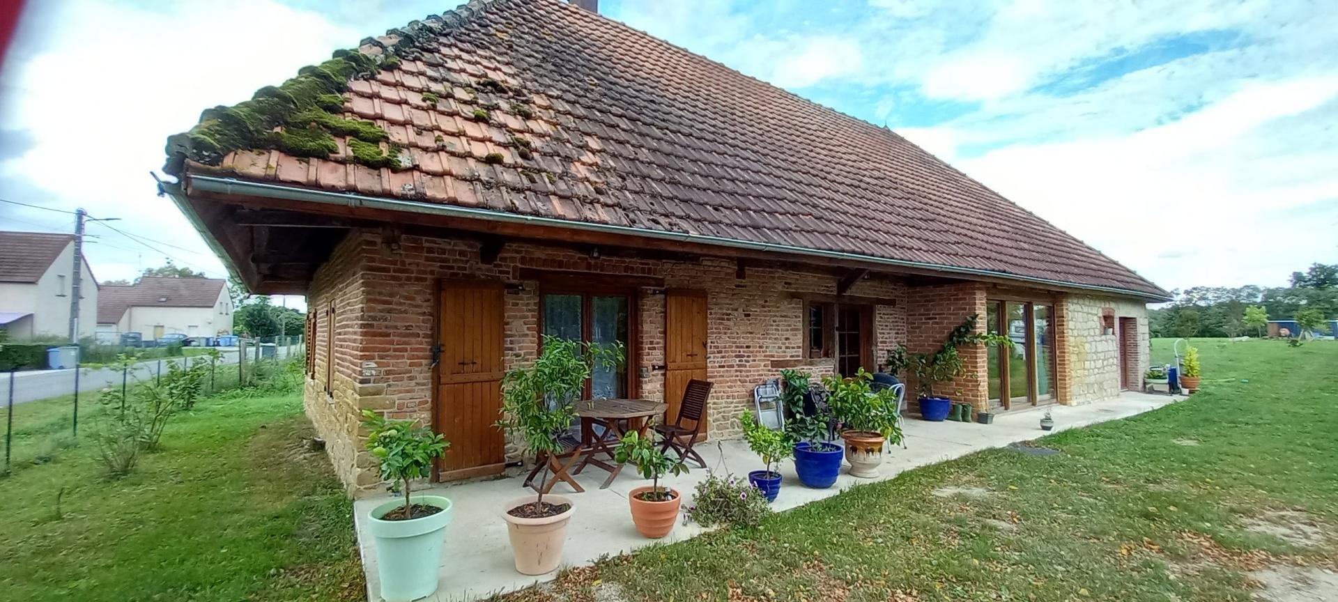 JOLIE Maison à colombage renovée à Pleure (Jura), à 15 min de Dole
