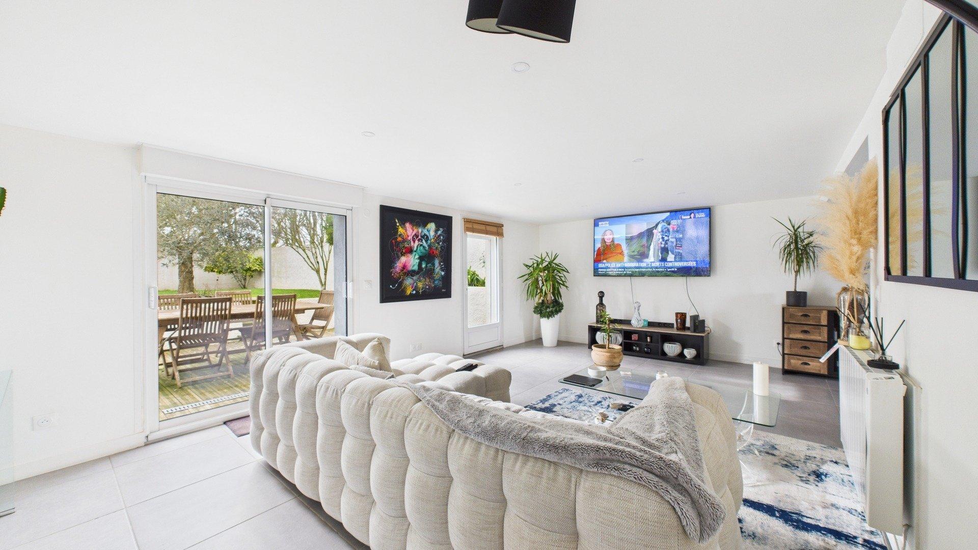 Photo 2 of the listing.