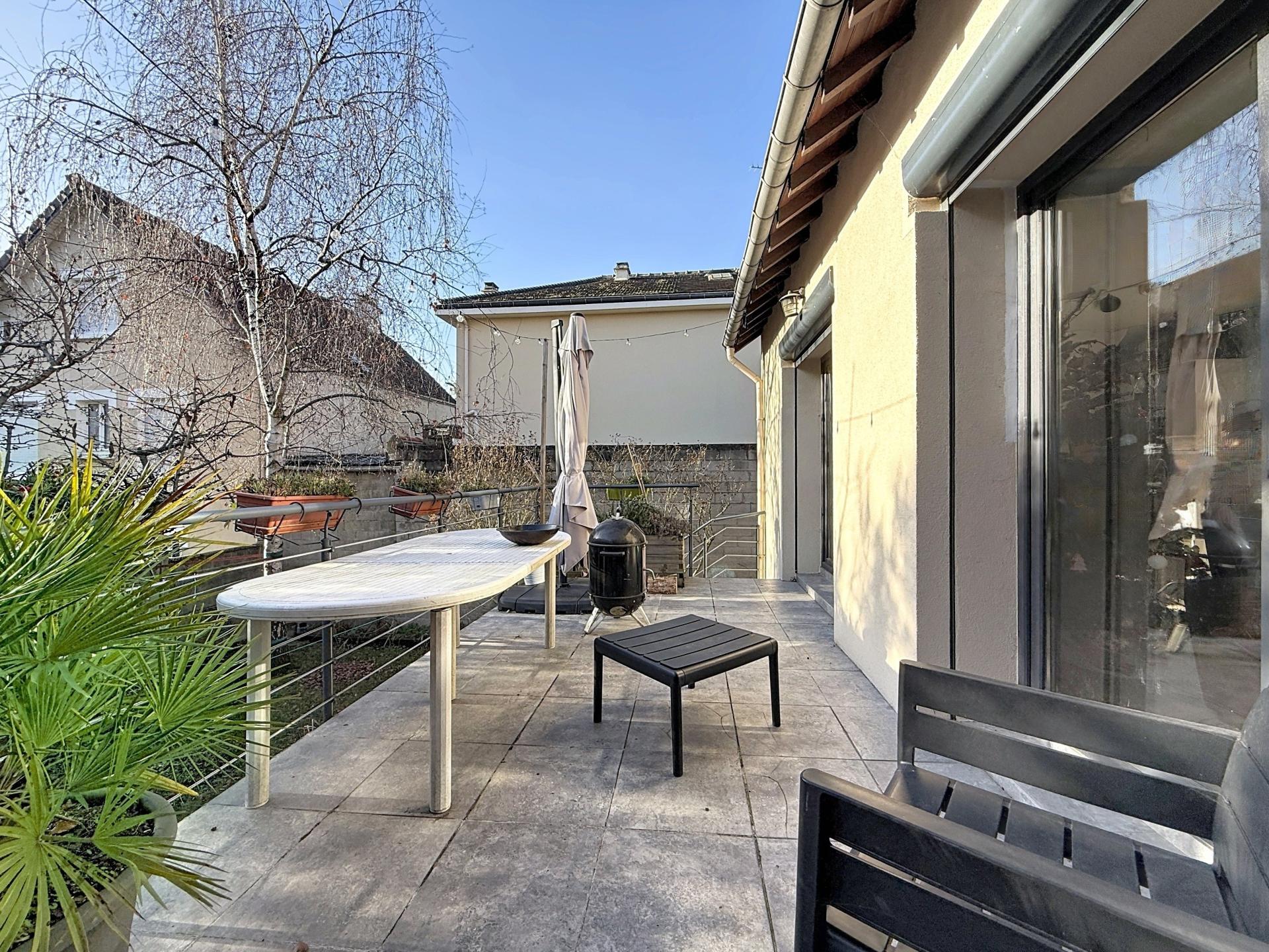 Photo 2 of the listing.