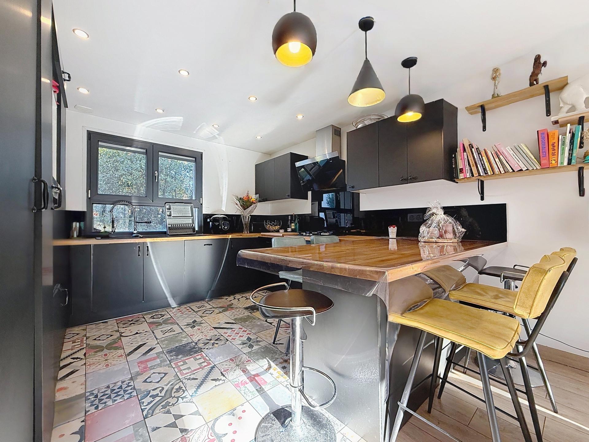 Photo 5 of the listing.