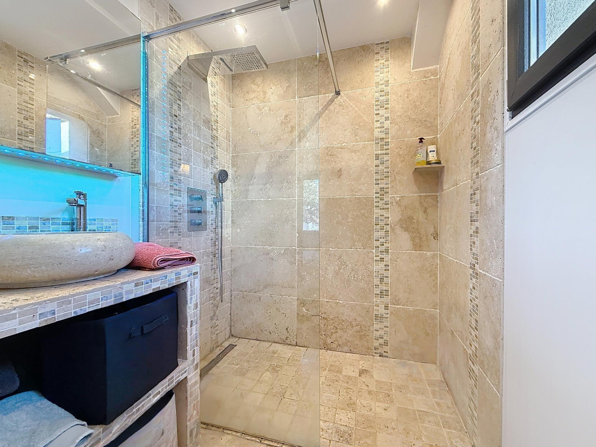 Photo 7 of the listing.